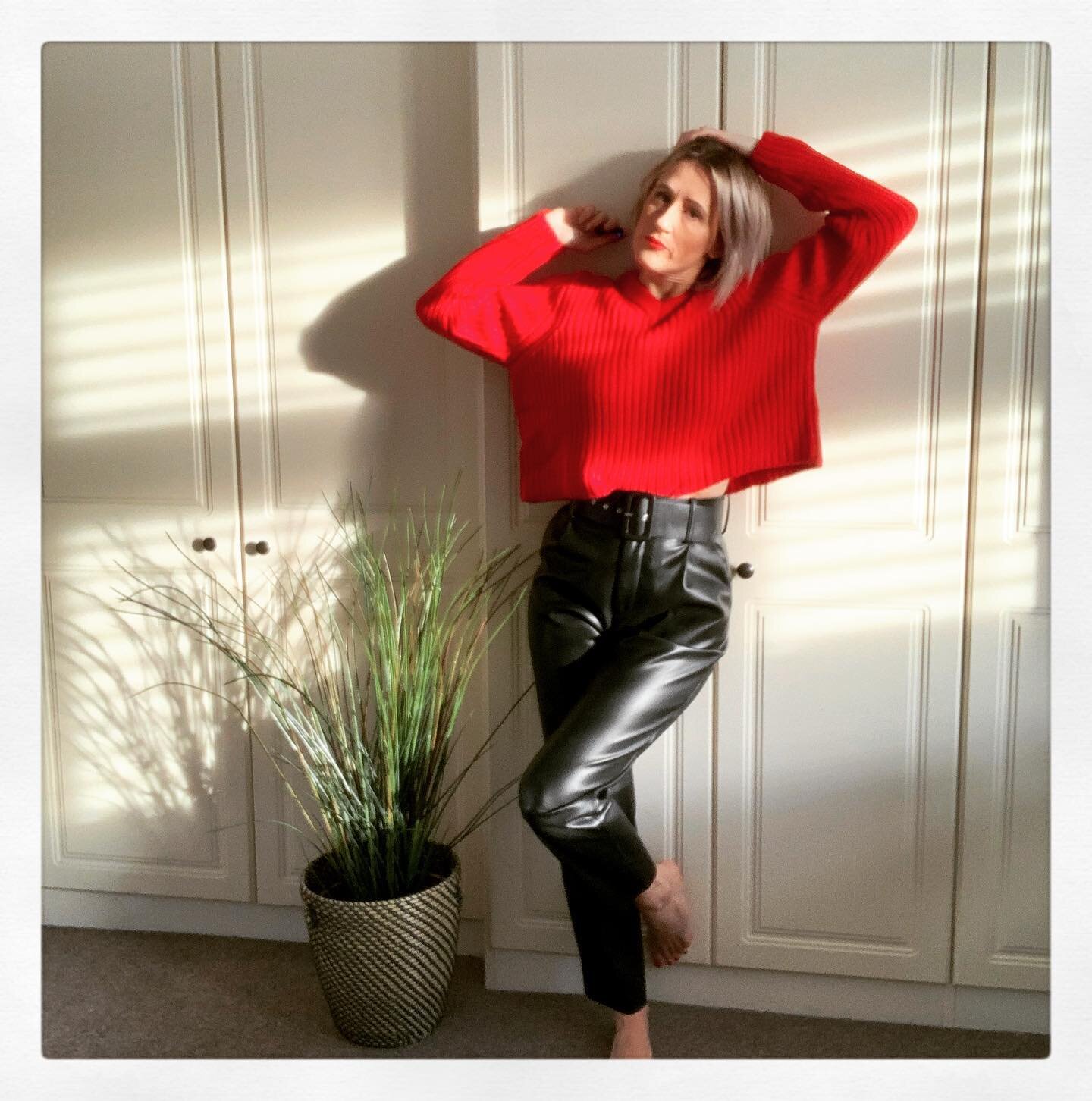 Stand strong!

When life throws you curve balls, stand strong! 
Simple but true! 

Jumper @zara 
Trousers @zara 
Both currently on special price! 

-
-
-
-
-
#zara #zarawoman #red #standstrong #knit #knitwear #pleather #pleathertrousers #wintervibes 