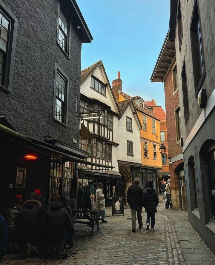 Lovely wintery blue skies at the bottom of Christmas Steps captured by @natachathefranglaise 💙💙 #christmassteps #christmasstepsartsquarter #visitbristol