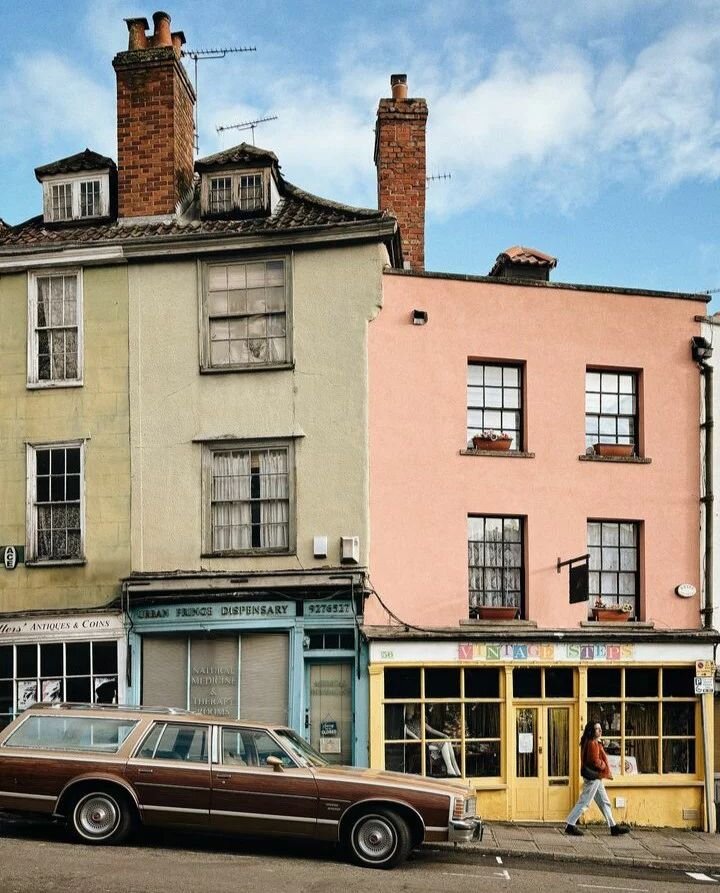 @ellydeakin always captures the colours around the arts quarter so beautifully! 💛💛 #christmassteps #christmasstepsartsquarter #visitbristol