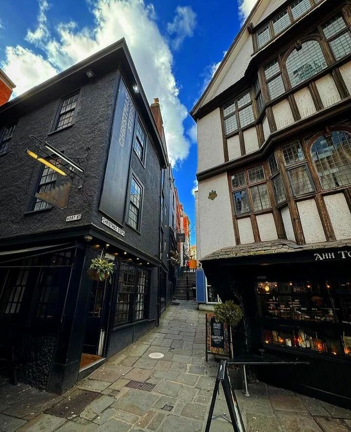 Looks like we should see plenty of blue sky around the Christmas Steps Arts Quarter today! ☀️☀️🤞 Pretty much all of the independent shops, caf&eacute;s, galleries, pubs, bars and restaurants are OPEN TODAY - so come for a sunny-ish wander round the 