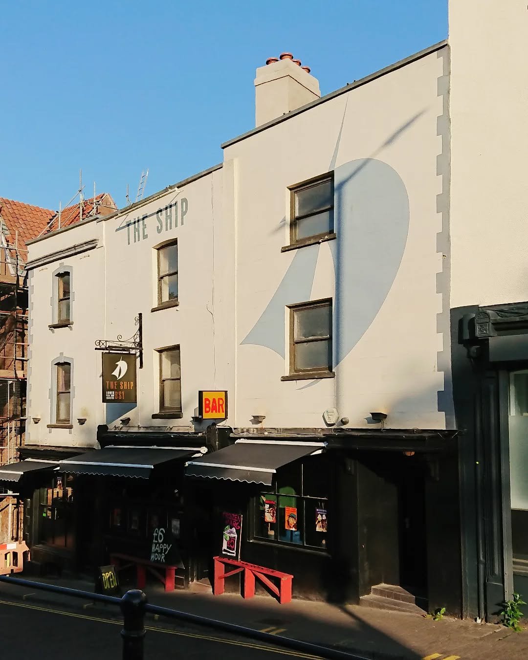 The @shipinnbristol looking very inn-viting in the evening sun! ☀️☀️ Open mic night tonight with @leobabymusic ☀️🎶🎤☀️