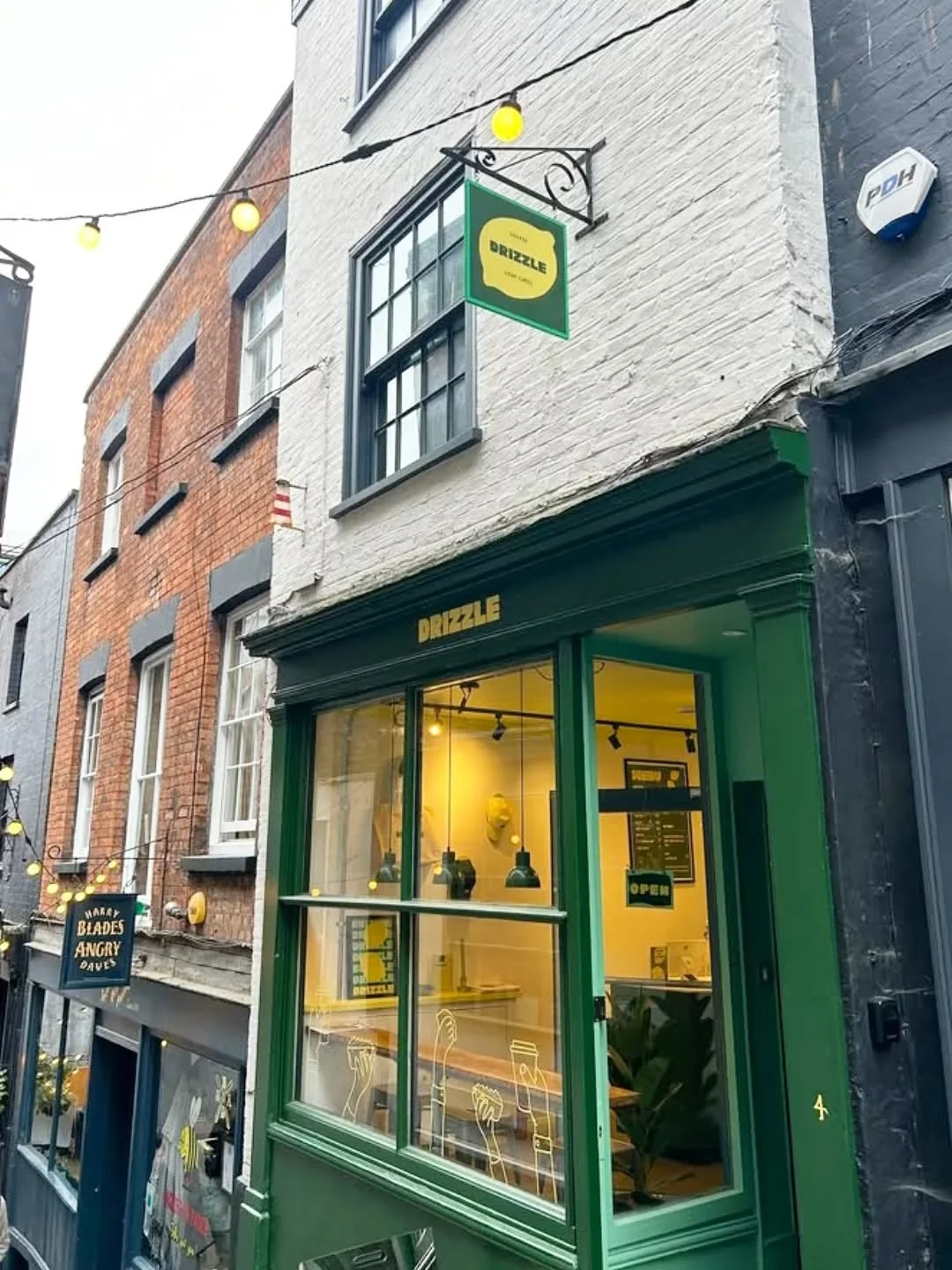 Gorgeous new coffee and loaf cake shop @drizzleloaf has opened on Christmas Steps this month! 💚💚 Lemon drizzle cake is their signature loaf and always on the menu, and with the rest of the range changing daily, plenty of reasons to pop in regularly