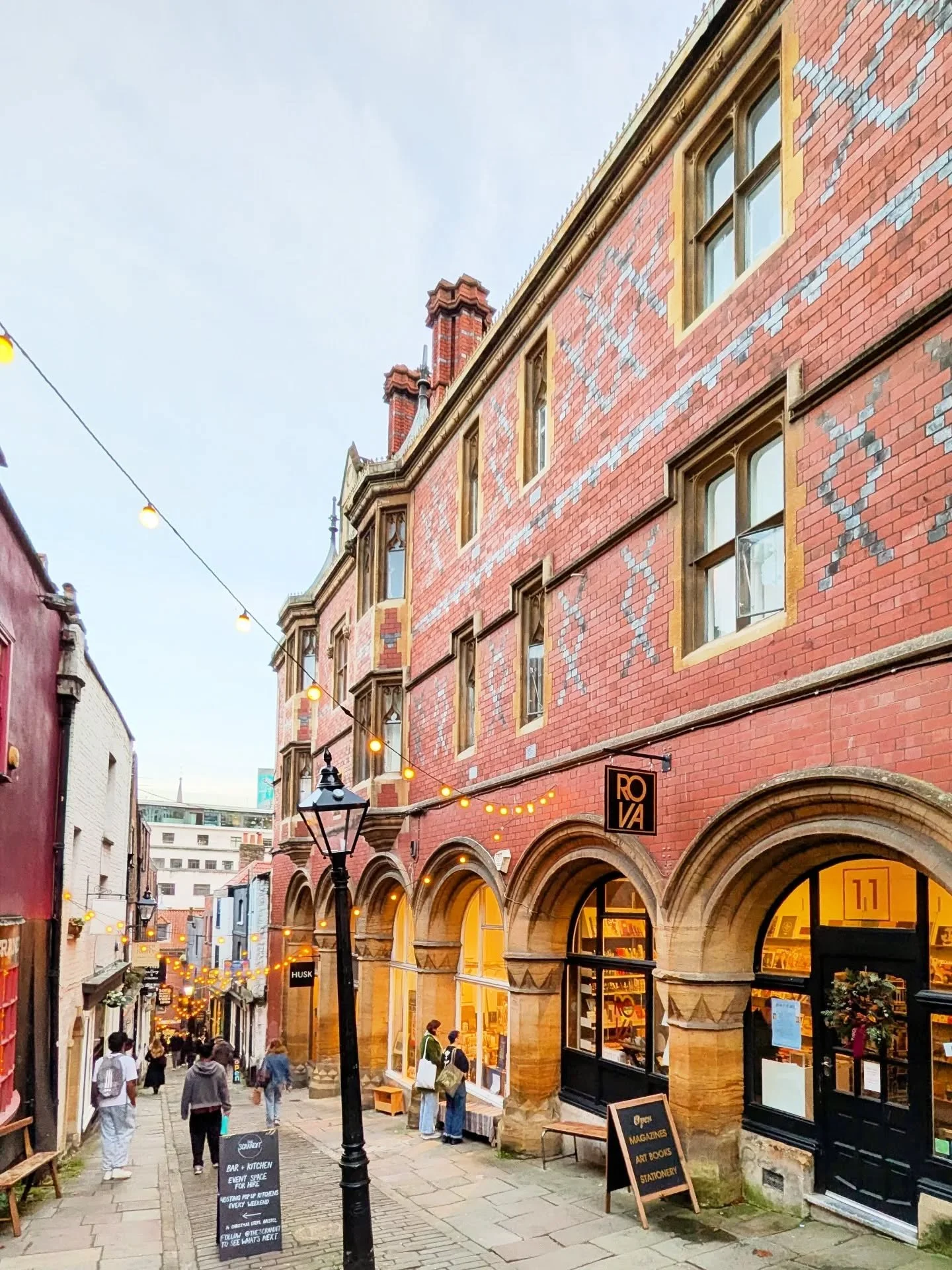 Come for a stroll around the Christmas Steps Arts Quarter and enjoy some relaxed Christmas shopping! 🎁🎄 We've got shops selling stationery, embroidery, jewellery, homewares, knitwear, plants, flowers, prints, records, biscuits, cakes, crockery, kni