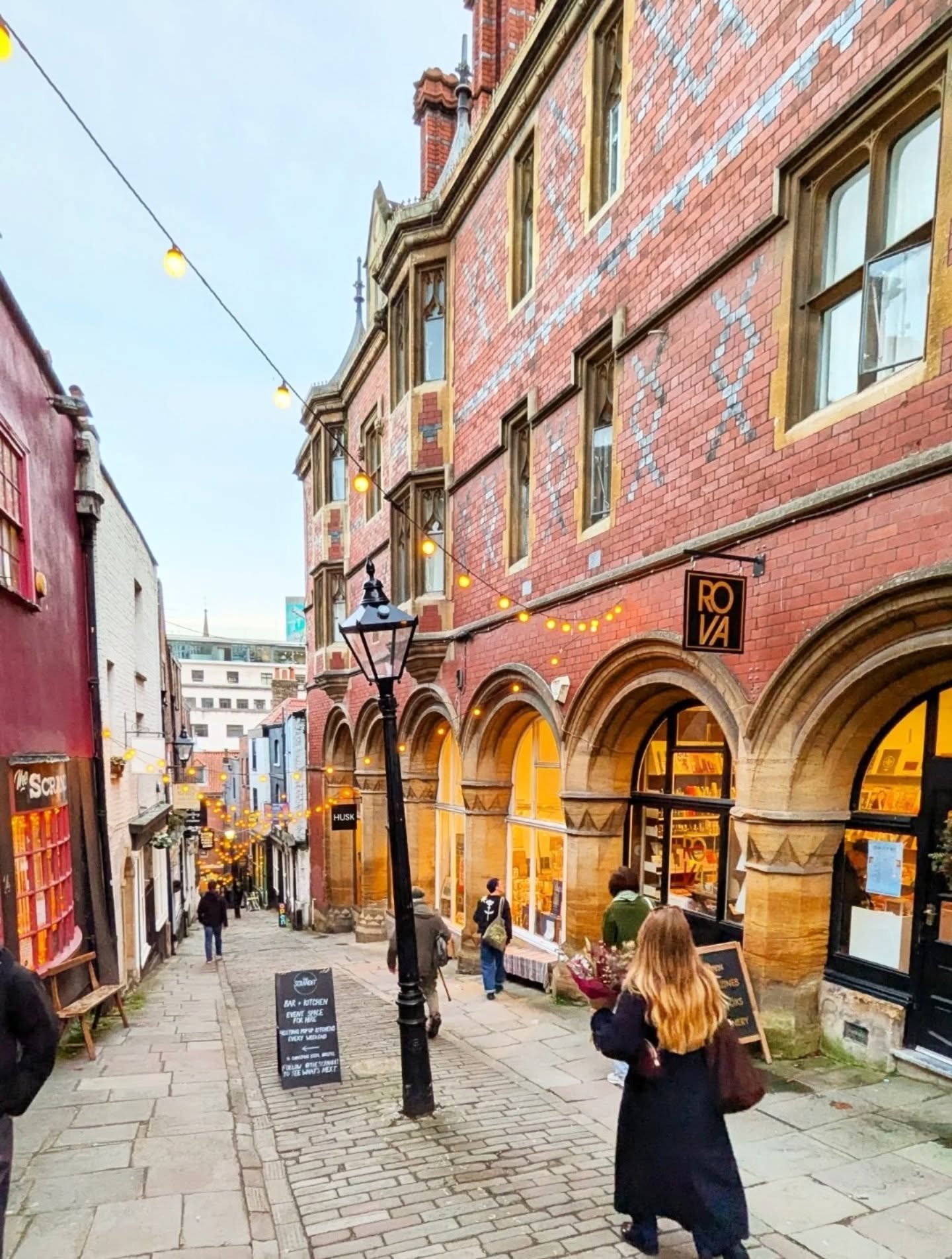 Another lovely sunny day for shopping in all our lovely independent shops! 🎄🎄 Here's a little tour of just a few of them! We've got shops selling stationery, books and magazines, records, jewellery, vintage embroidery kits, art objects, belts, wall