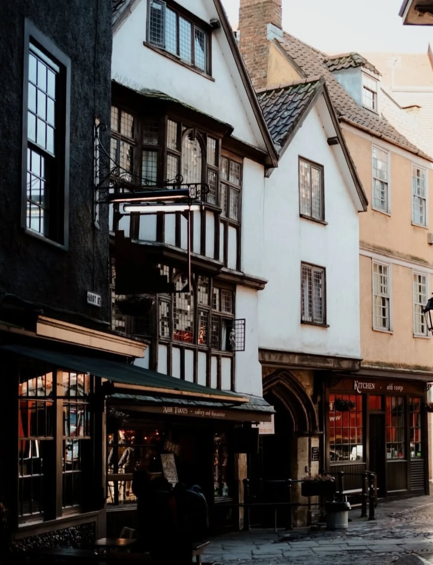 Another sunny crisp day in the neighborhood! ☀️☀️ @ahhtoots is open today and tomorrow, along with lots of the lovely indie shops in the area...come for the cake, then stay for some relaxed Christmas shopping...and end the day in one of the cosy pubs