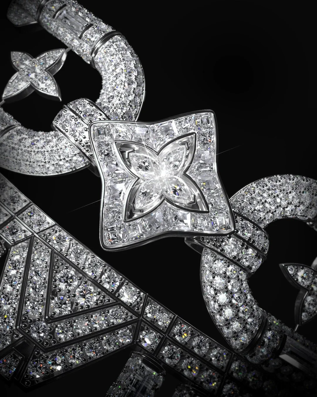 Collana e bracciale di gioielli ornati di pietre preziose e diamanti con un motivo floreale e geometrico su sfondo nero.