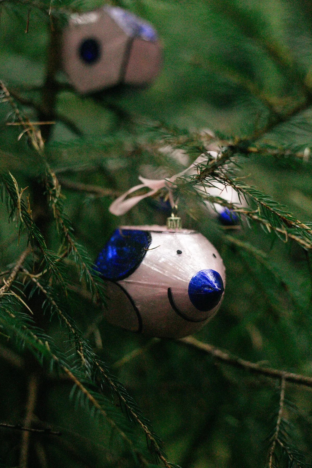 LAC_Fotoshooting-Wald-Weihnachtskugeln-32.jpg