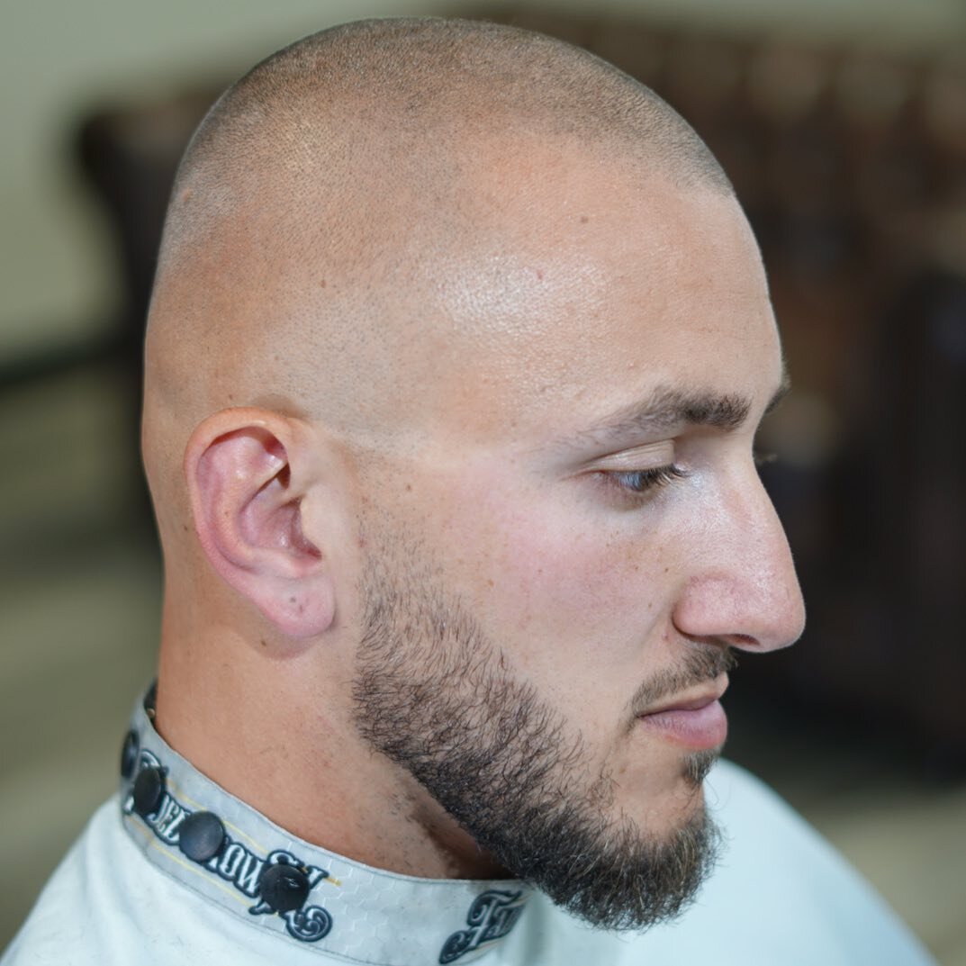 ❌ B R E E Z E ❌ @_drewbreeze_  turning up the 🥵 with this one tight skinner . Beard sculpted to match the style.  #fadedcrownbarbershop #beardgang #jacksonnj #oceancounty #wahl #babylisspro #skinfade #fade #monmouthcountynj