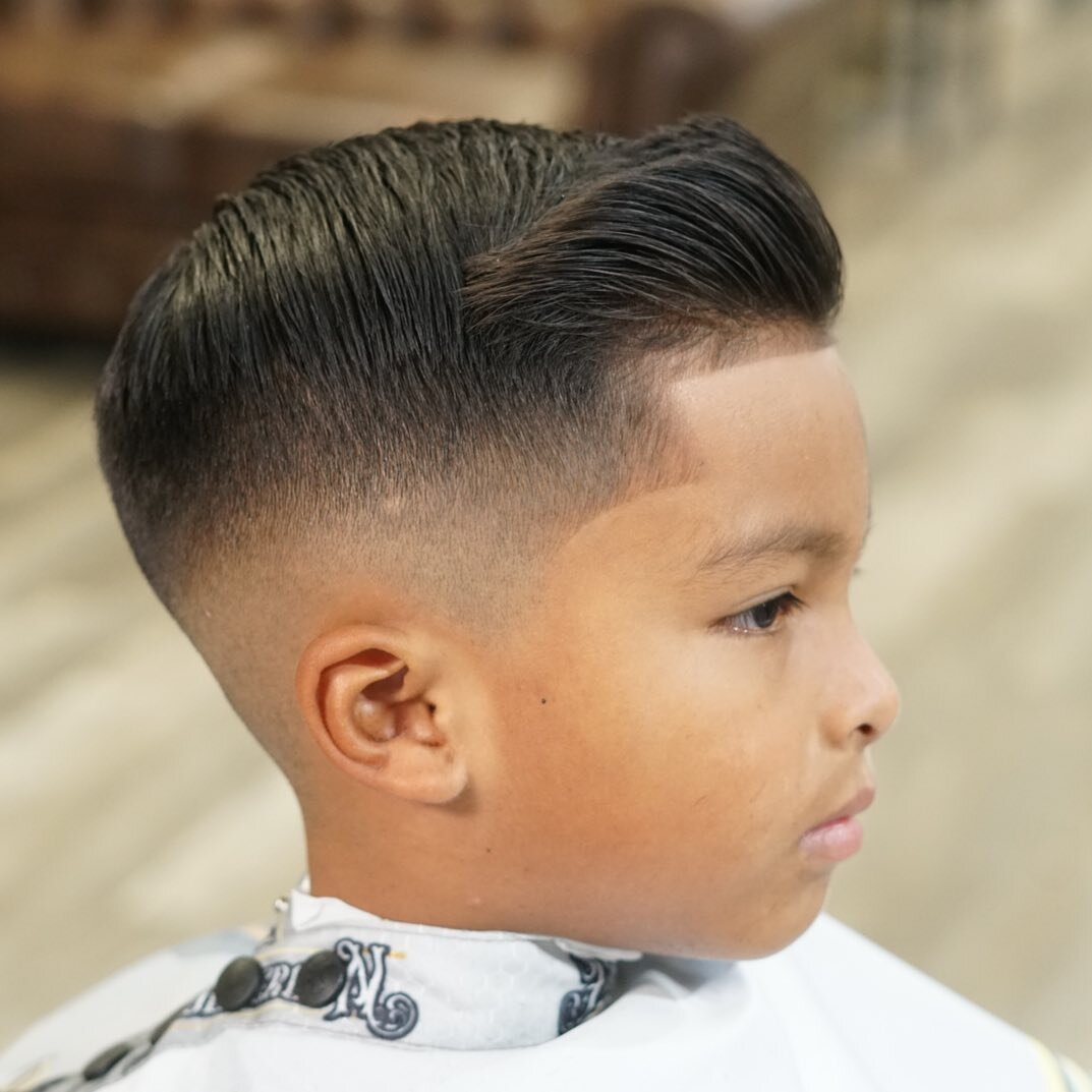 ‼️ JUJU ‼️ {kids cut} .. @janyll_j1210 knows how to treat her son, with a modern cut and style that will leave him feeling like a grown little man #fadedcrownbarbershop #jayblurryfadez #faded #kidscut #wahl #andis #babylisspro #barbershop #barberia #