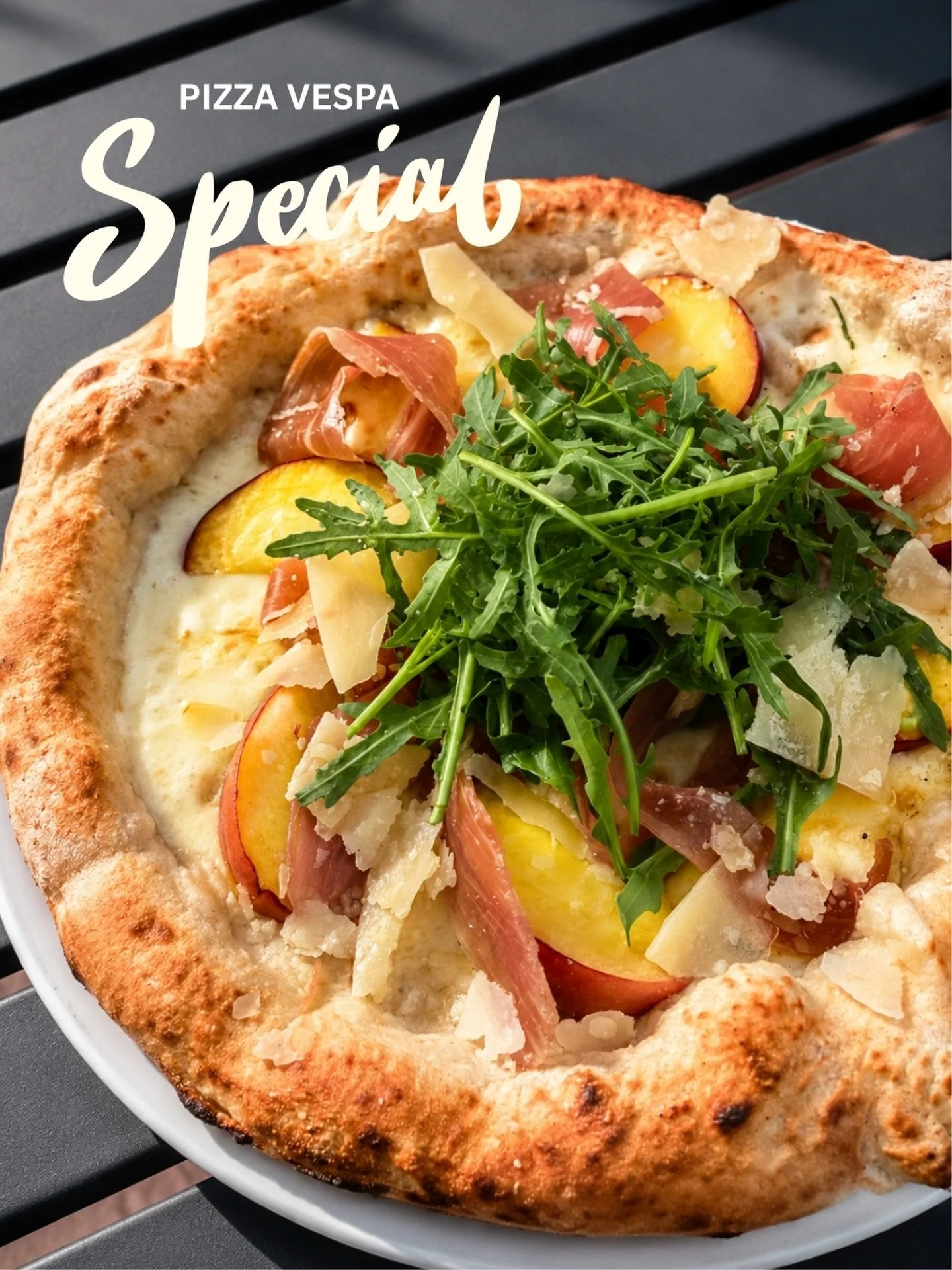 Peach on pizza? Trust us. 🍑 Ricotta, Pfirsich, Prosciutto di Parma, Parmigiano &amp; Rucola

#SummerSpecial