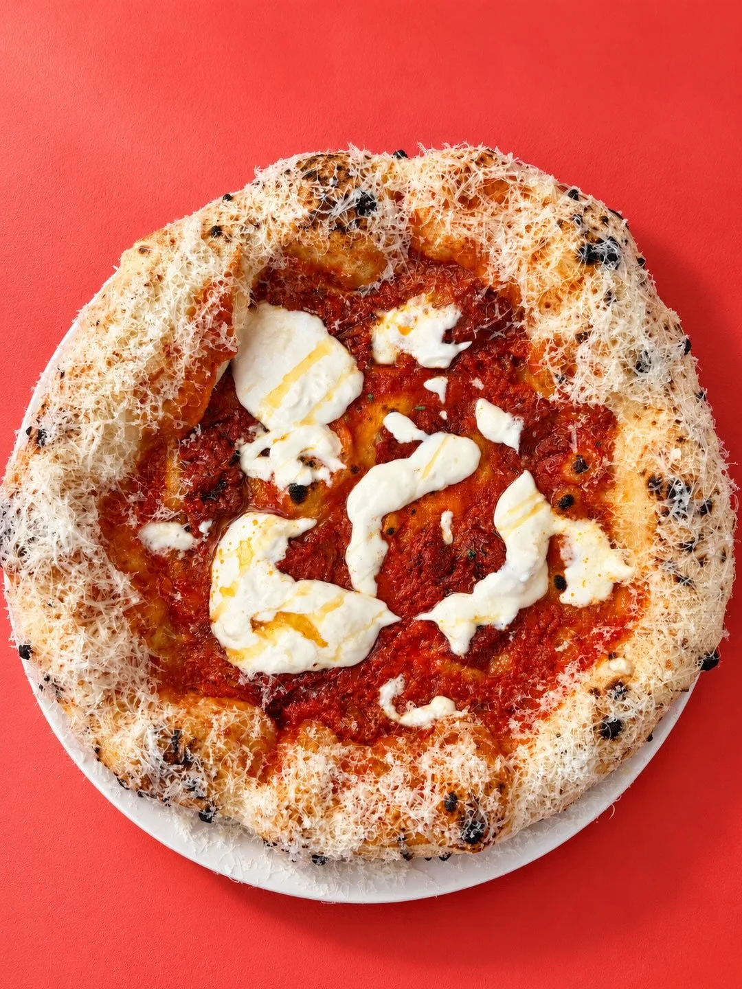 Pizza Vodka mit Hot Honey Drip 🍕🌶️🍯
Pikante Tomatensauce mit Vodka, Parmigiano Reggiano, vegetarische &rsquo;Nduja, Burrata-Creme