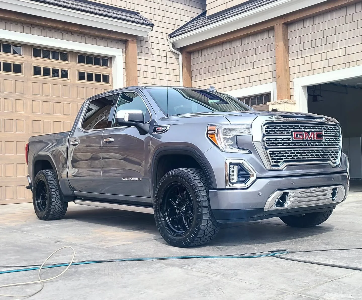 Did you know these trucks have  360&deg; cameras so you can see yourself being a boss from all angles...? 

.
.
#detail #gmc #truck #mobiledetail #utahcounty #utah #utvalley #cleancar #detailer #detailingnearme