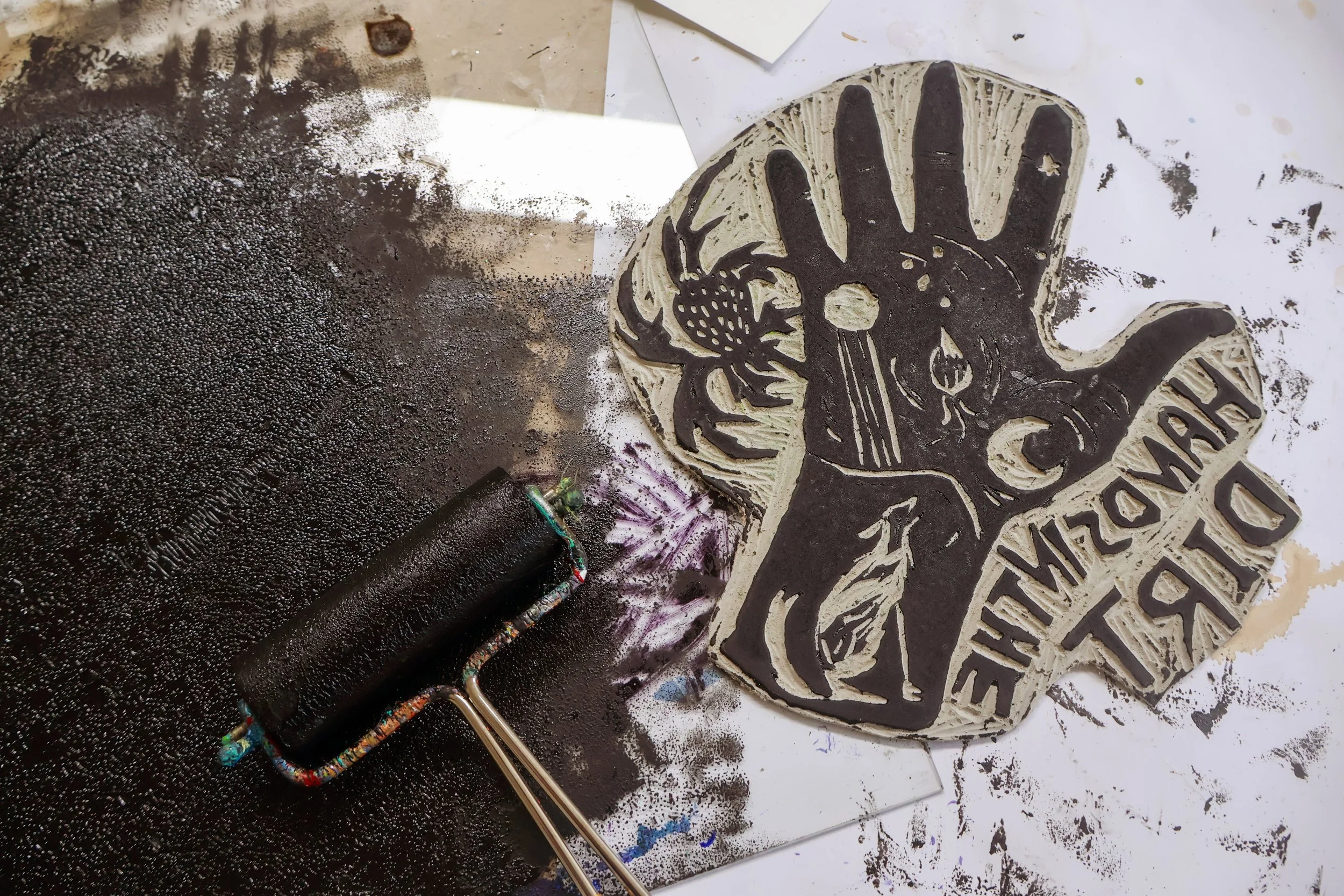 Original Linoldruck - Hands in the Dirt