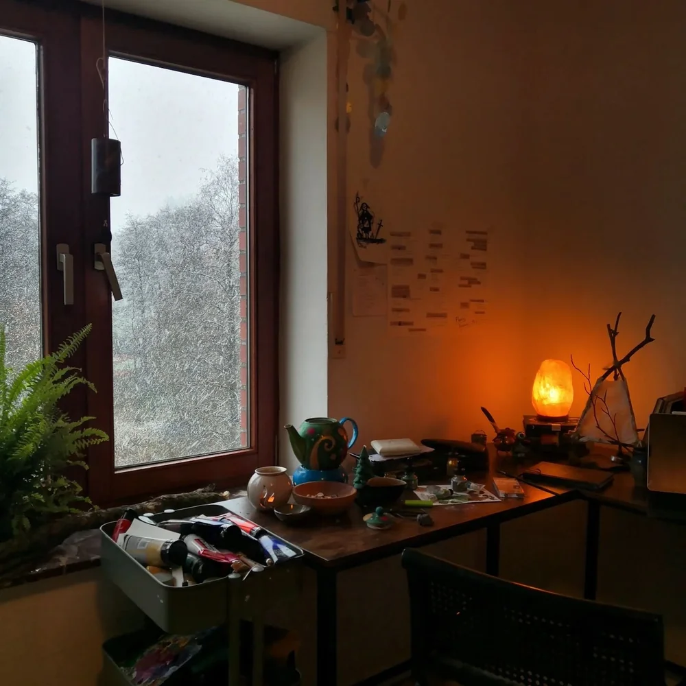 Heute arbeite ich in meinem Atelier und genie&szlig;e den Ausblick auf die ersten November Schneeflocken. ❄️❄️❄️

#autorinalltag #atelier #cosy