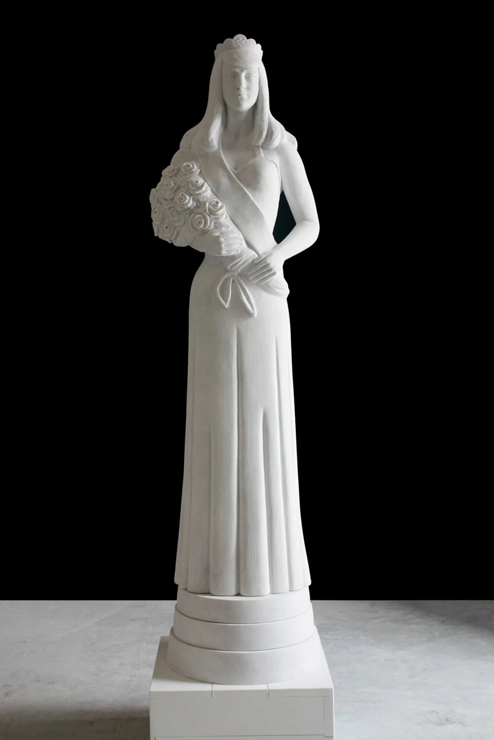 Rachel Lee Hovnanian, Beauty Queen Totem, 2007. Carrara marble. Courtesy of the artist, Leila Heller Gallery and the Museum of Palazzo Mediceo di Seravezza, Tuscany, Italy.