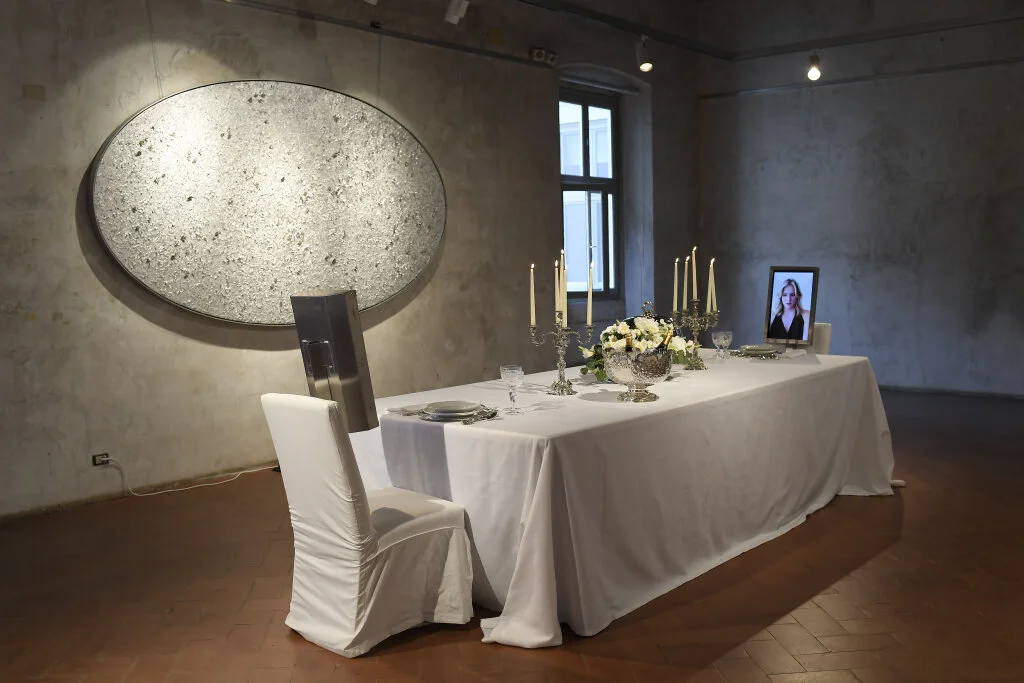 Rachel Lee Hovnanian, Dinner for Two, 2012, installation. Mounted on the wall: Reflections Pool III. 2017. Metal leaf, aluminum cast metal, linen, acrylic, coated cotton, paper, jade glue, in artist’s frame. Courtesy of the artist, Leila Heller Gall…