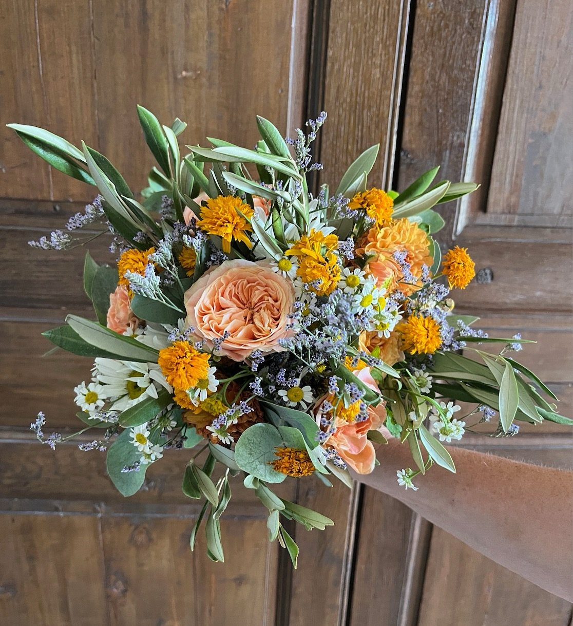 Avant / Apr&egrave;s 💐 Zoom sur le bouquet de mari&eacute;e de D&eacute;borah, que nous avons transform&eacute; en herbier encadr&eacute;, apr&egrave;s plusieurs jours de s&eacute;chage dans nos presses. Les fleurs ont conserv&eacute; leurs jolies t