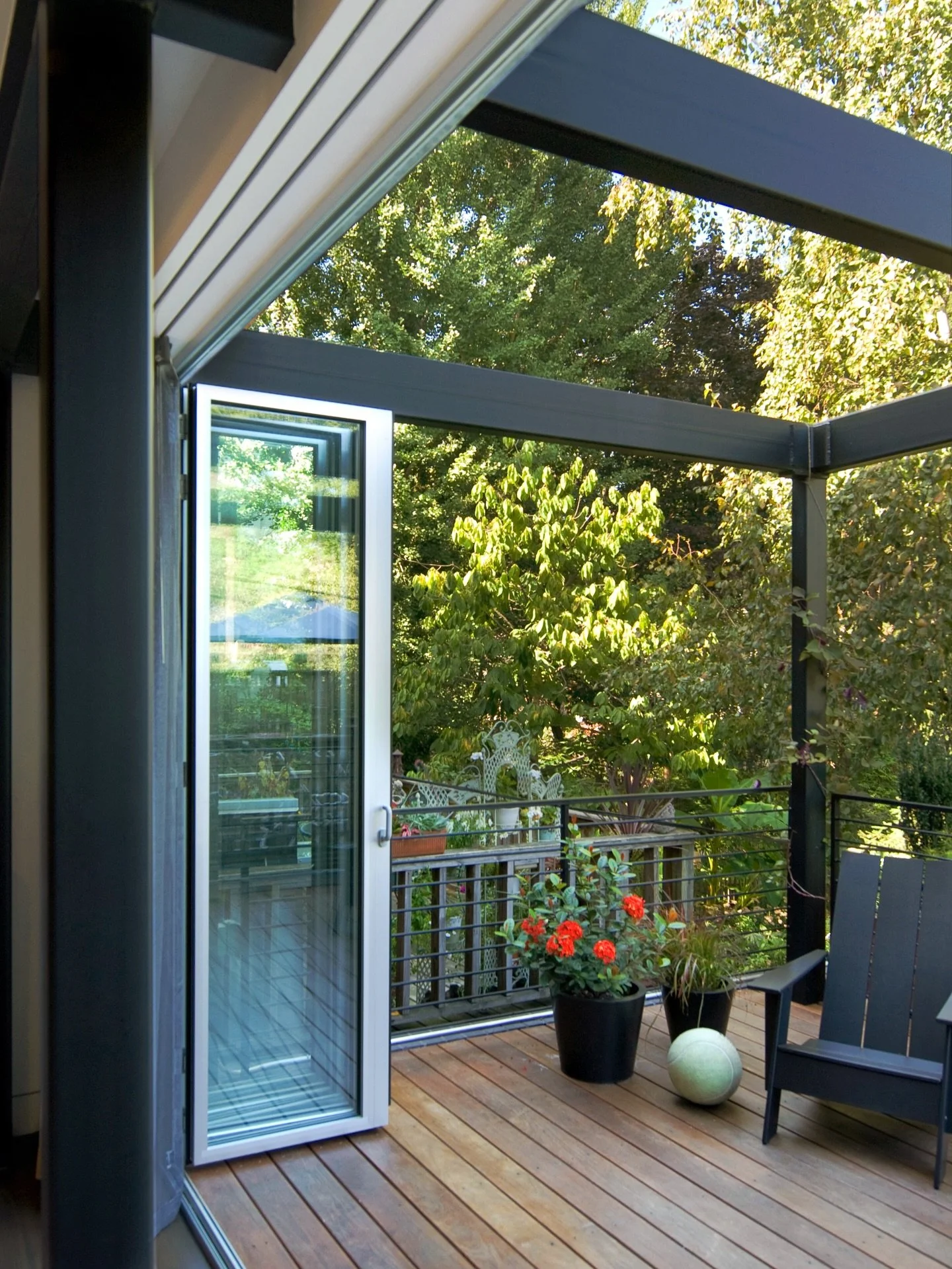 Entering the Spring season 💐🌷 On the upper level of our Garfield project, outdoor rooms are framed by steel frames and accordion-fold glass doors. On the lower level, interiors refreshed into a blank canvas for creative work and highlighting verdan