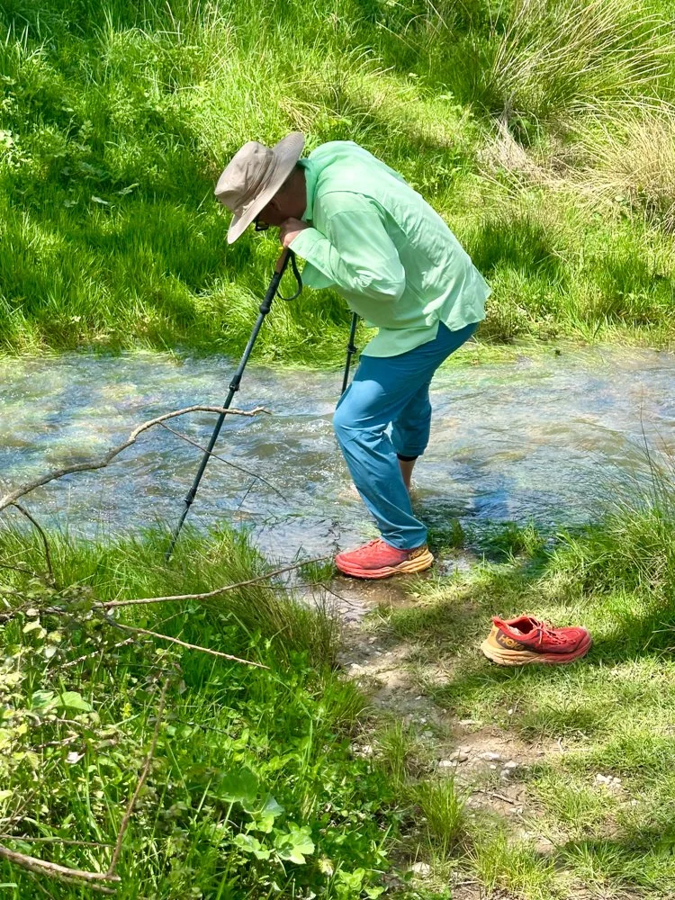 Cold water on injured foot