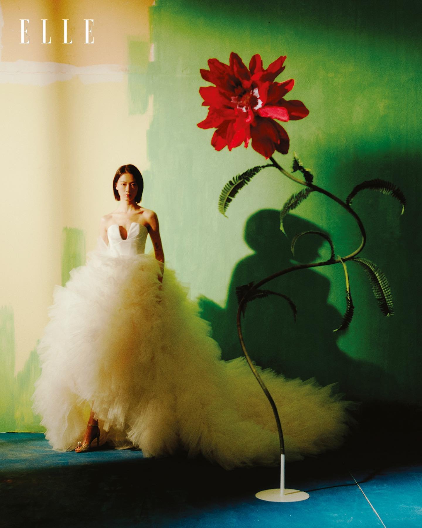 @ellehongkong @fish331 Bridal issue

photo @thebuffacow stylist @alexanderhlex styling assistant jose chu hair @chau.matt mua @melodychiumakeup manicurist @pinky_hoho florist @kofeflowers set @akol_leung text @nicholasltt

___________________________