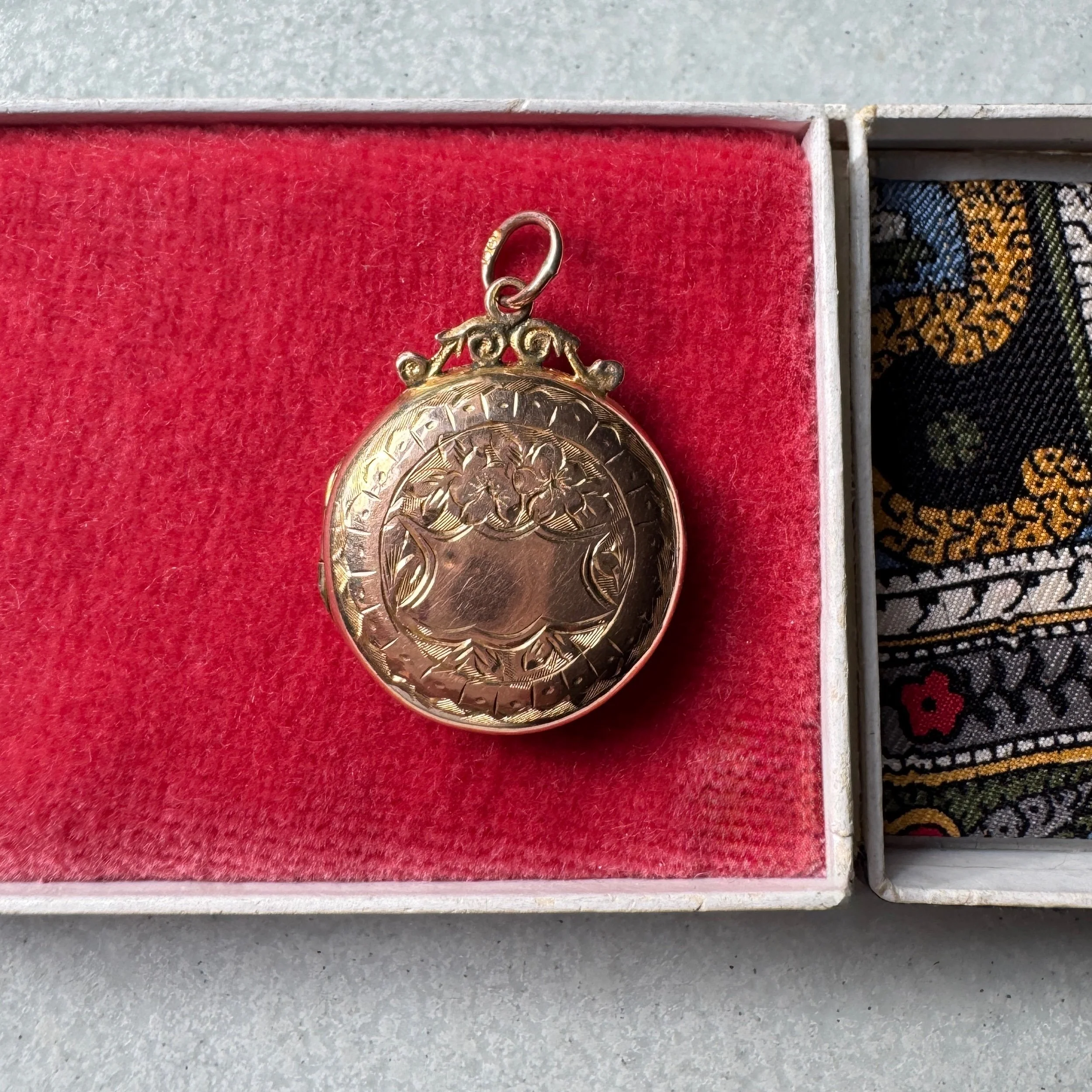 A Victorian 9ct Back & Front Circular Locket