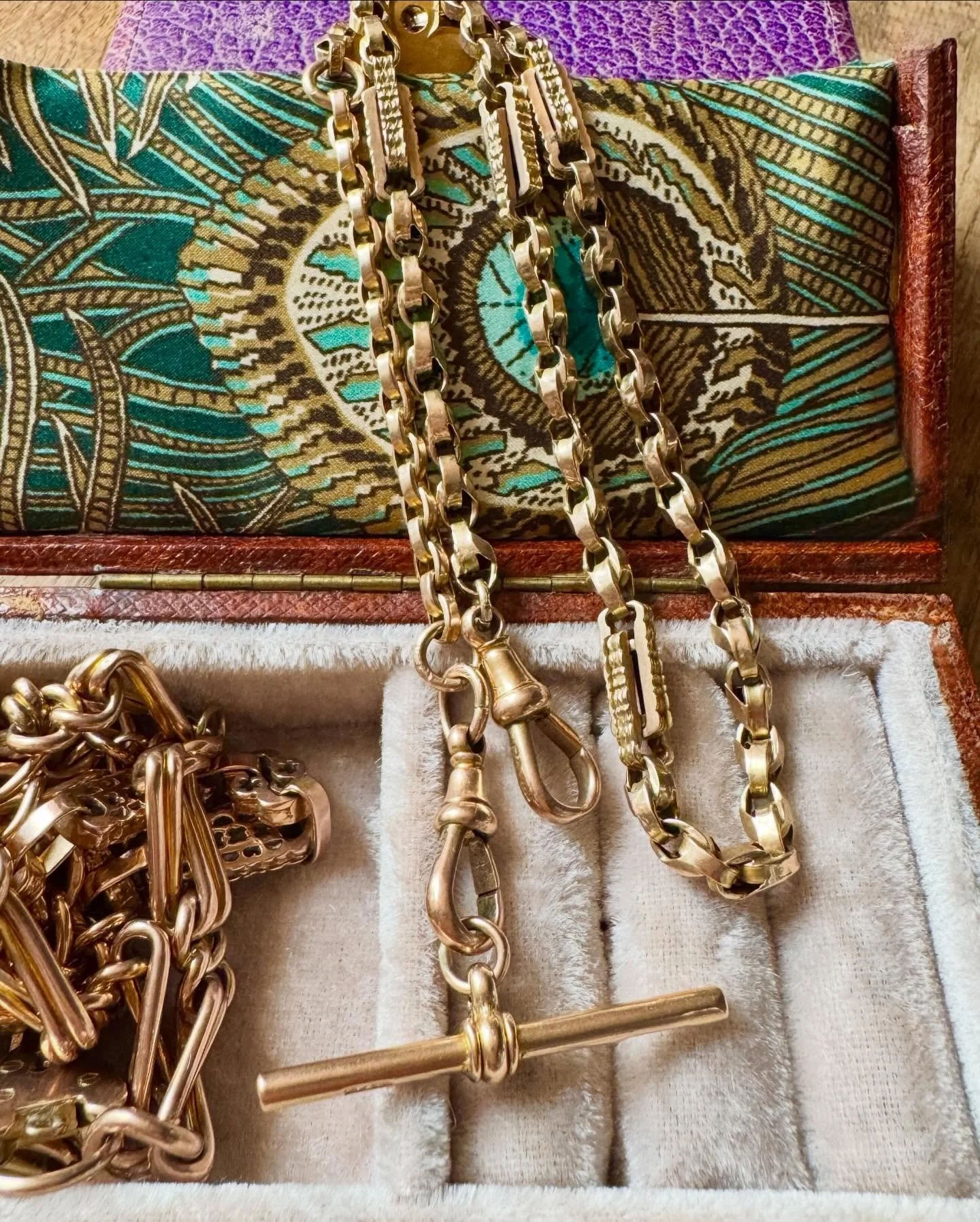 Fabulous fancy antique chain in 9ct yellow gold. A lovely  length and with a detachable T bar. Make it yours! Layaway is open - just send me a message 💛 
Happy Friday my friends 💛