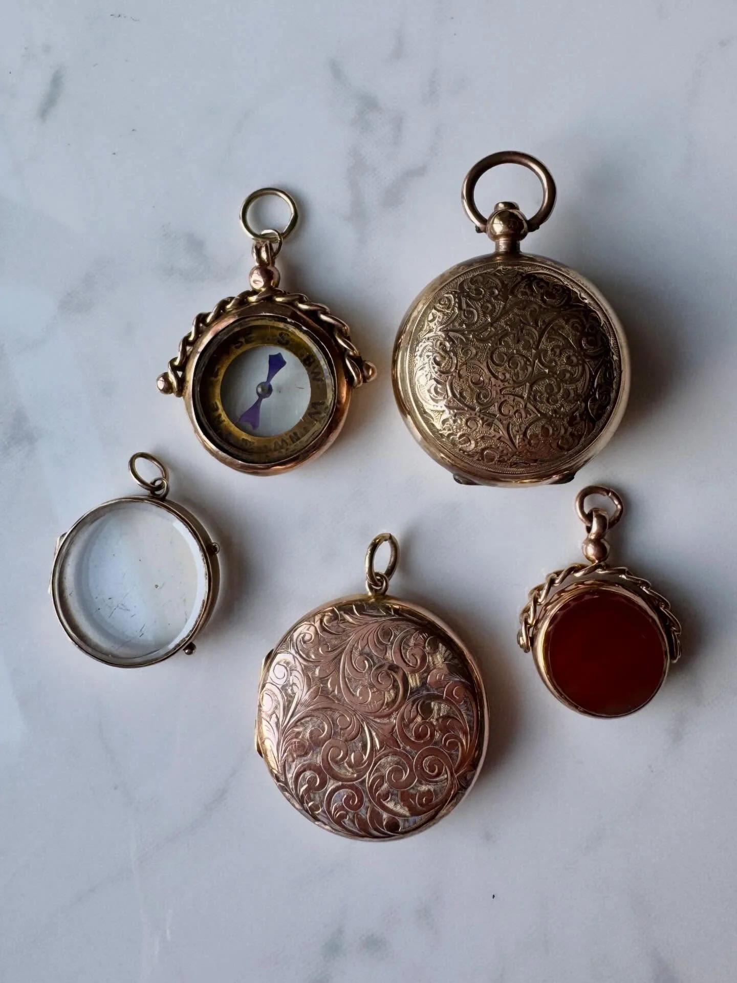 Why not add some 9ct gold to your stack? Personalise your stack with something you love - checkout available pieces on the website. Happy Thursday my friends 💛

#joaniesjewels 
#antiquejewelry #9ctfob