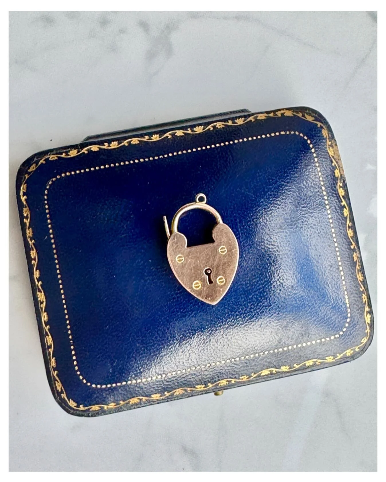 Beautiful 9ct gold heart padlock. A good size - perfect as a clasp or clipped onto a necklace or bracelet. Available now on the website 💛

#9ctheart
#joaniesjewels
#goldpadlock