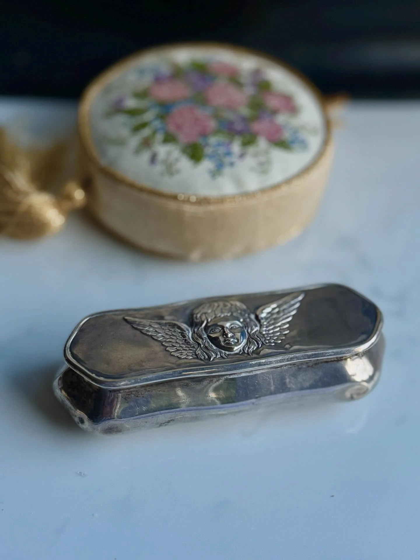 A fabulous, small Victorian silver box depicting an angel head and wings 😇👼🪽Soooo lovely! On the website now! 
Happy Thursday my friends 💛

#Victoriansilver
#Angelbox
#Antiquesilverbox