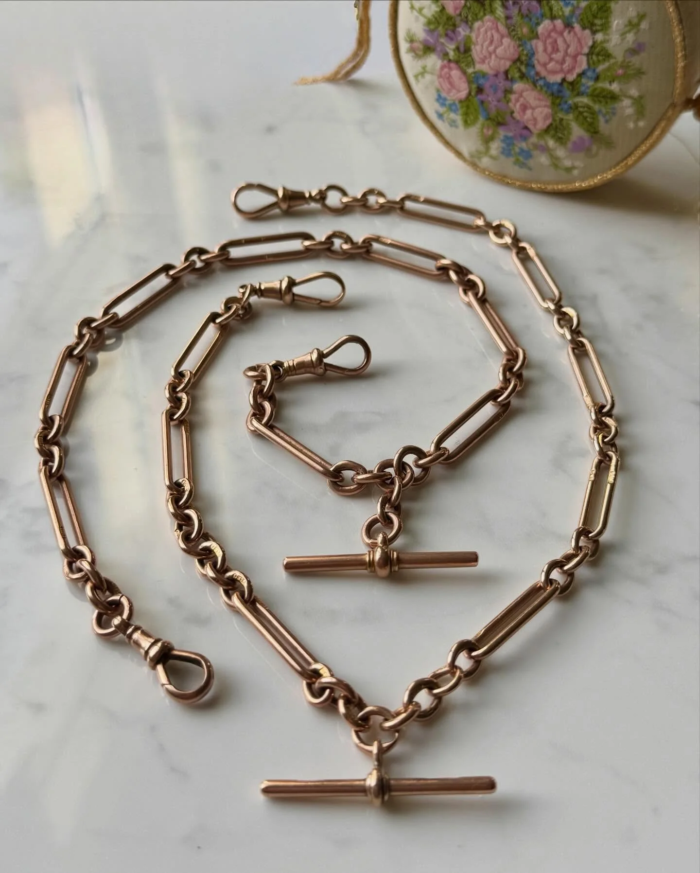 Double trouble! Two 9ct antique trombone double Albert chains. Absolute perfection and excellent worn together. Swipe to see my #jotd 💫
Happy weekend everyone ❤️

#joaniesjewels
#antiquechain
#trombonechain