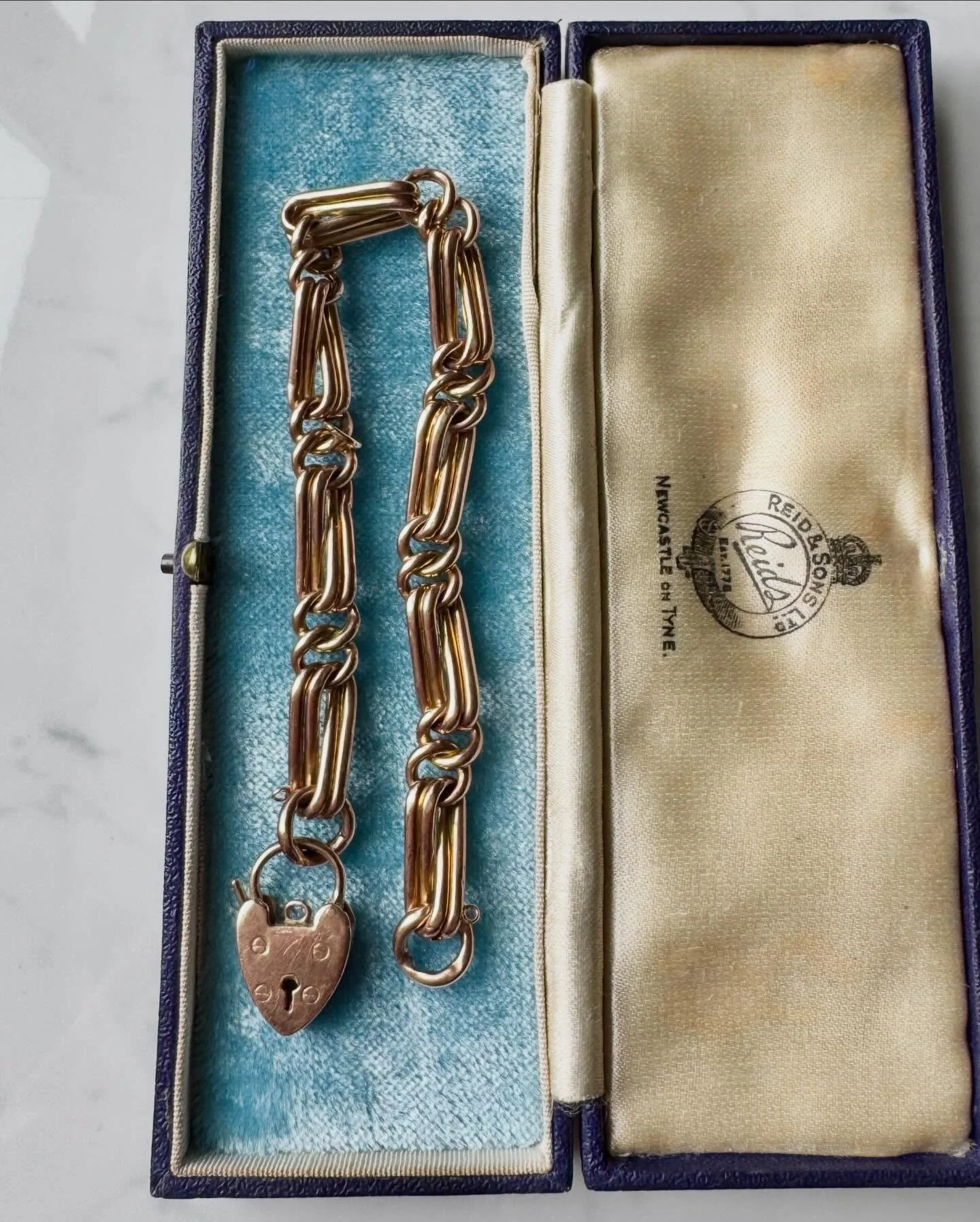 This fabulous bracelet sold from the website earlier today but it needs its place on the grid 🩵 Thanks for your steady, ongoing support my friends - happy Monday! 🩵

#joaniesjewels
#antiquejewellery 
#gold bracelet