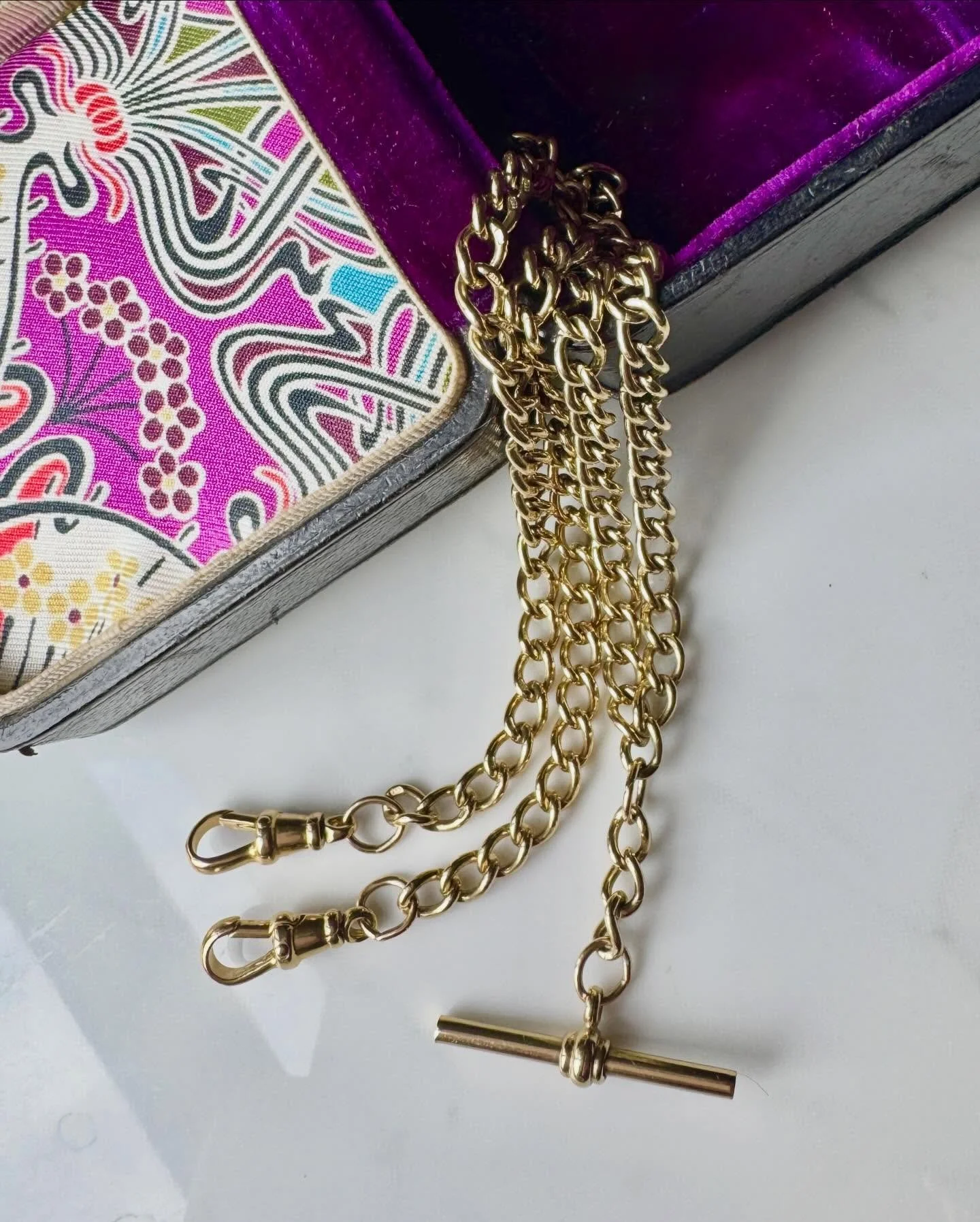 Who needs a fabulous Albert chain? This one is 9ct yellow gold, 18.5&rdquo; long &amp; is in excellent vintage condition 💫 On the website now - layaway is available,  just message me for details. Happy hump day my friends 💛

#joaniesjewels 
#9ctalb