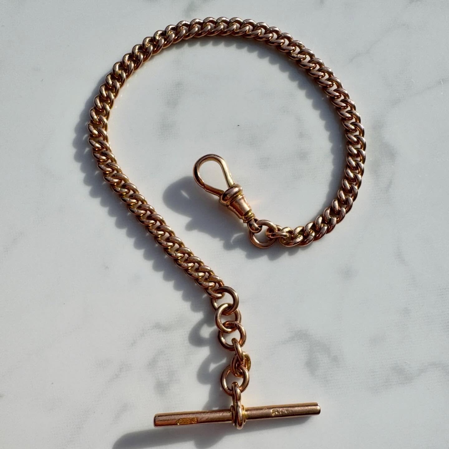 A fabulous 9ct gold Albert chain with T bar and dog clip clasp ⛓️ New &amp; listed on the website. Happy Friday! ❤️

#joaniesjewels
#Albertchain
#antiquejewelry