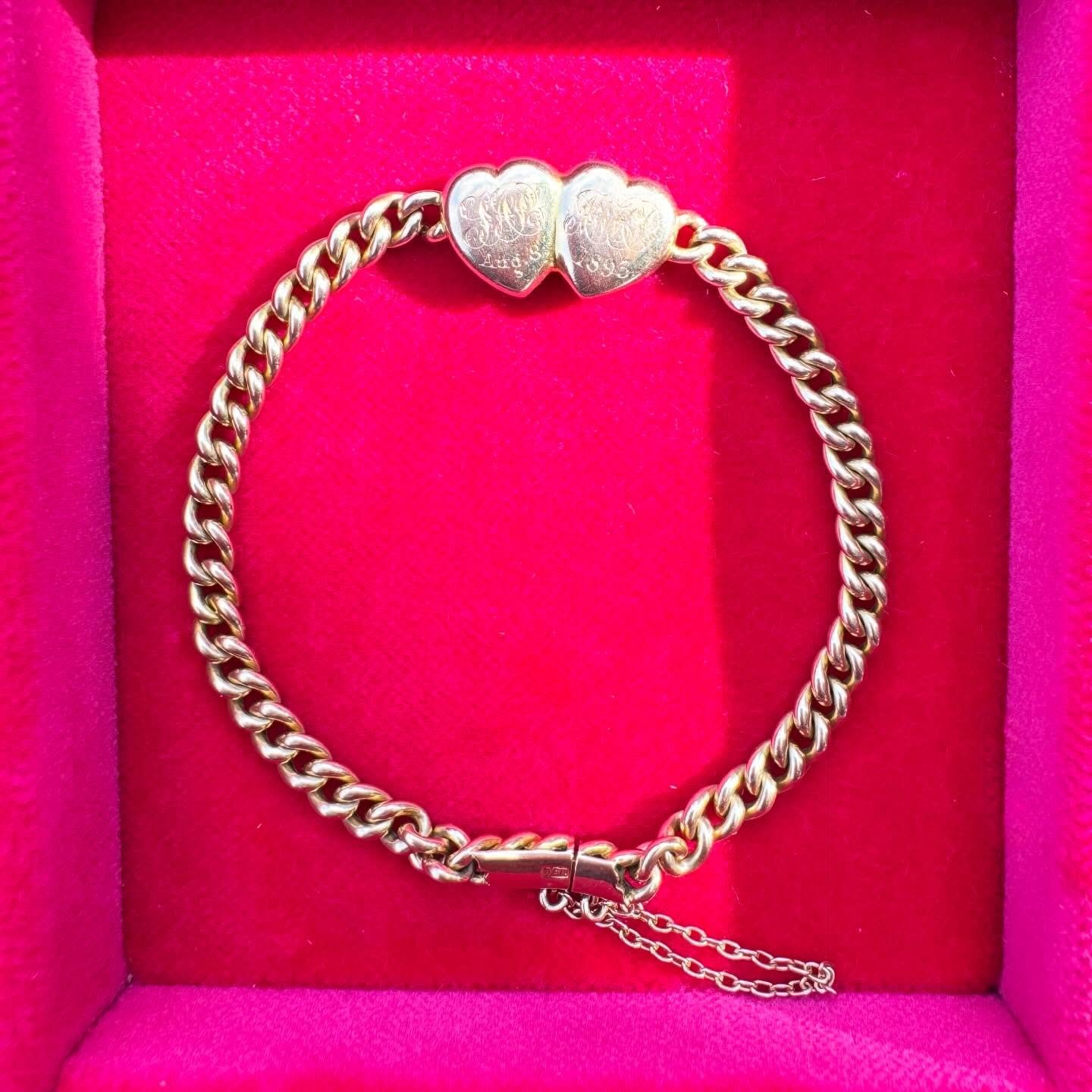 All the hearts! A 15ct heart bracelet perfect for Valentine&rsquo;s 🩷 Details on the website 🩷Layaway is available - message me with any questions 🩷

#joaniesjewels #antiquejewelryaddiction #15ct