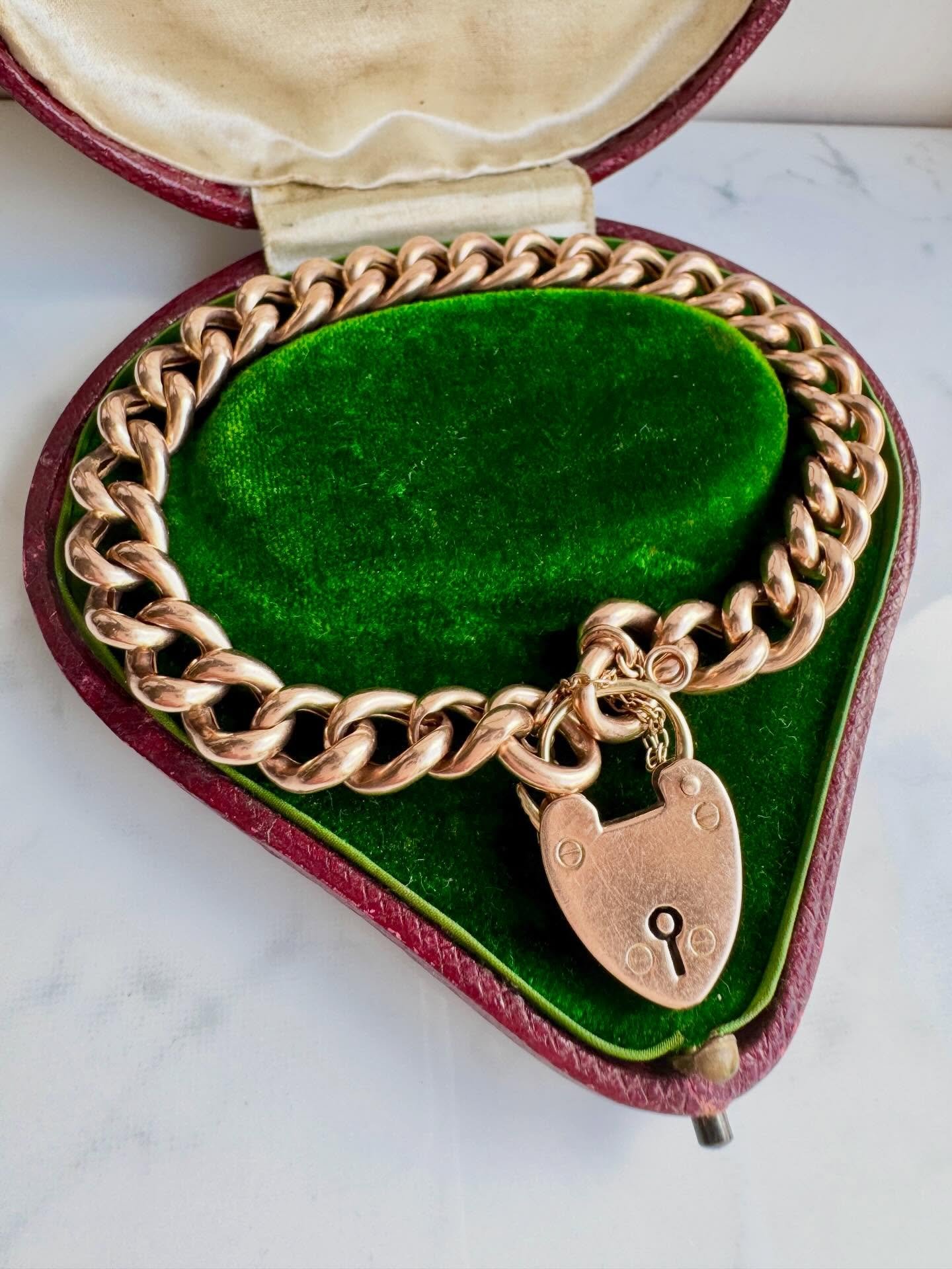 It&rsquo;s all about the hearts! A fabulous, chunky antique bracelet in rich 9ct gold with a heart padlock clasp 💛
Available on the website now. Happy Friday my friends 💛

#joaniesjewels 
#antiquejewelry
#antiquebracelet