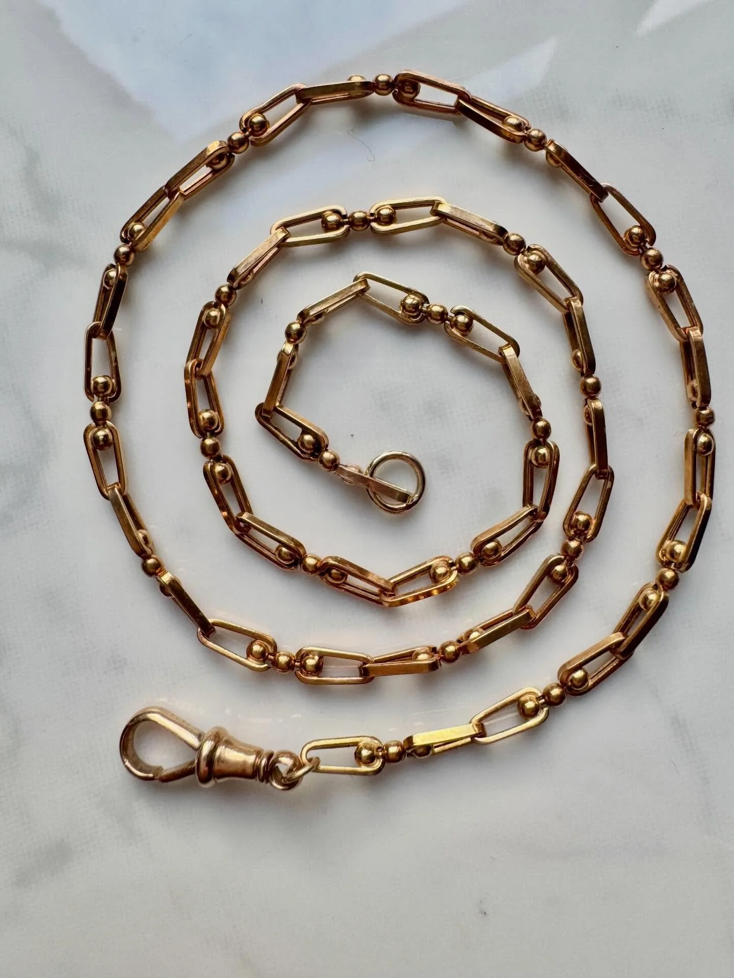 An excellent 9ct BALL chain with a dog clip clasp - tempted to keep this one! A good length and weight - looks fabulous with or without a pendant . Available on the website now 💫

#joaniesjewels
#antiquechain
#9ctchain