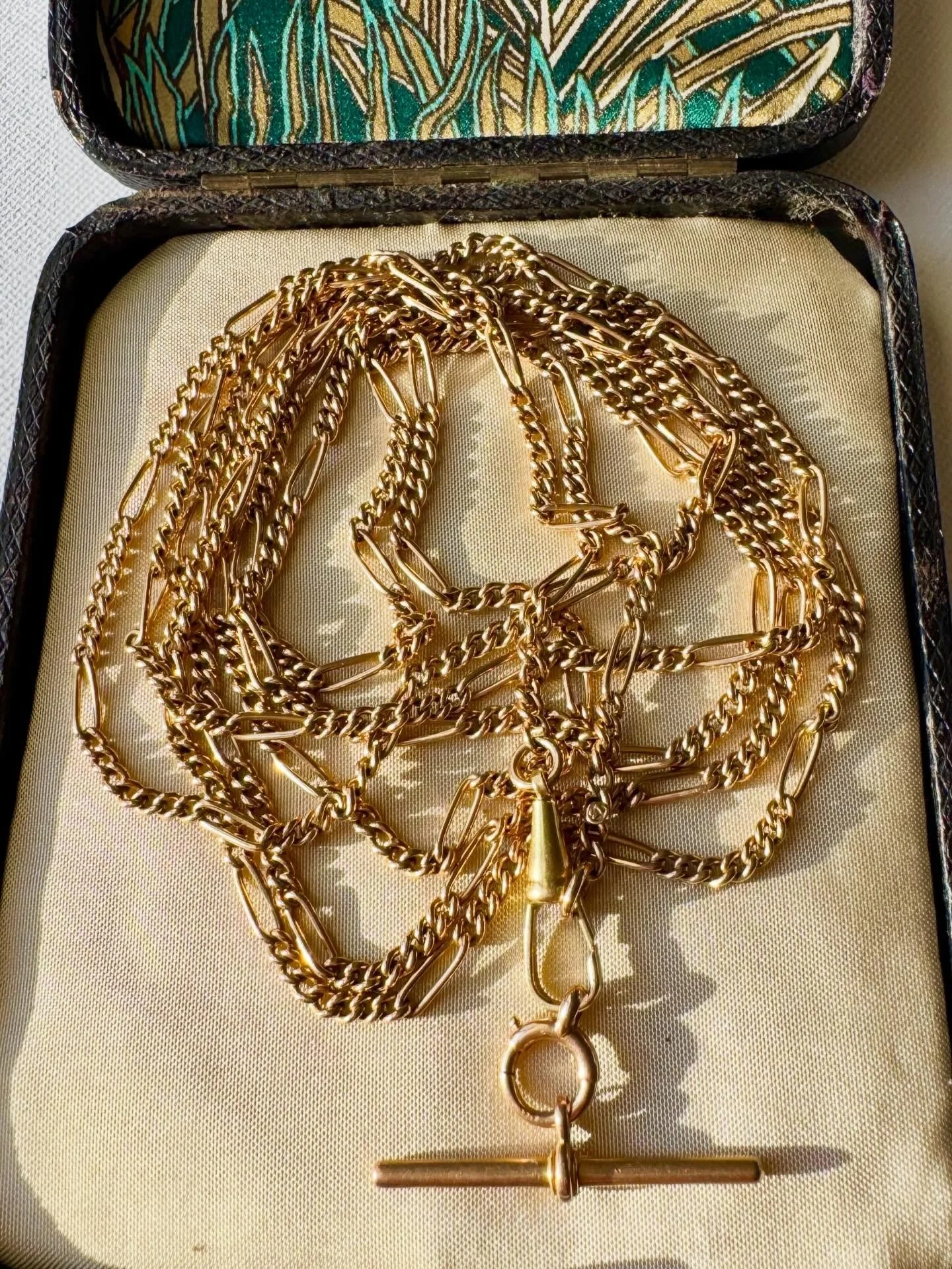 A fabulous 15ct long guard chain with dog clip clasp &amp; a detachable T bar. Can be wrapped multiple times around the neck or wrist! ⛓️

#joaniesjewels
#15ctchain
#antiquejewelryaddiction