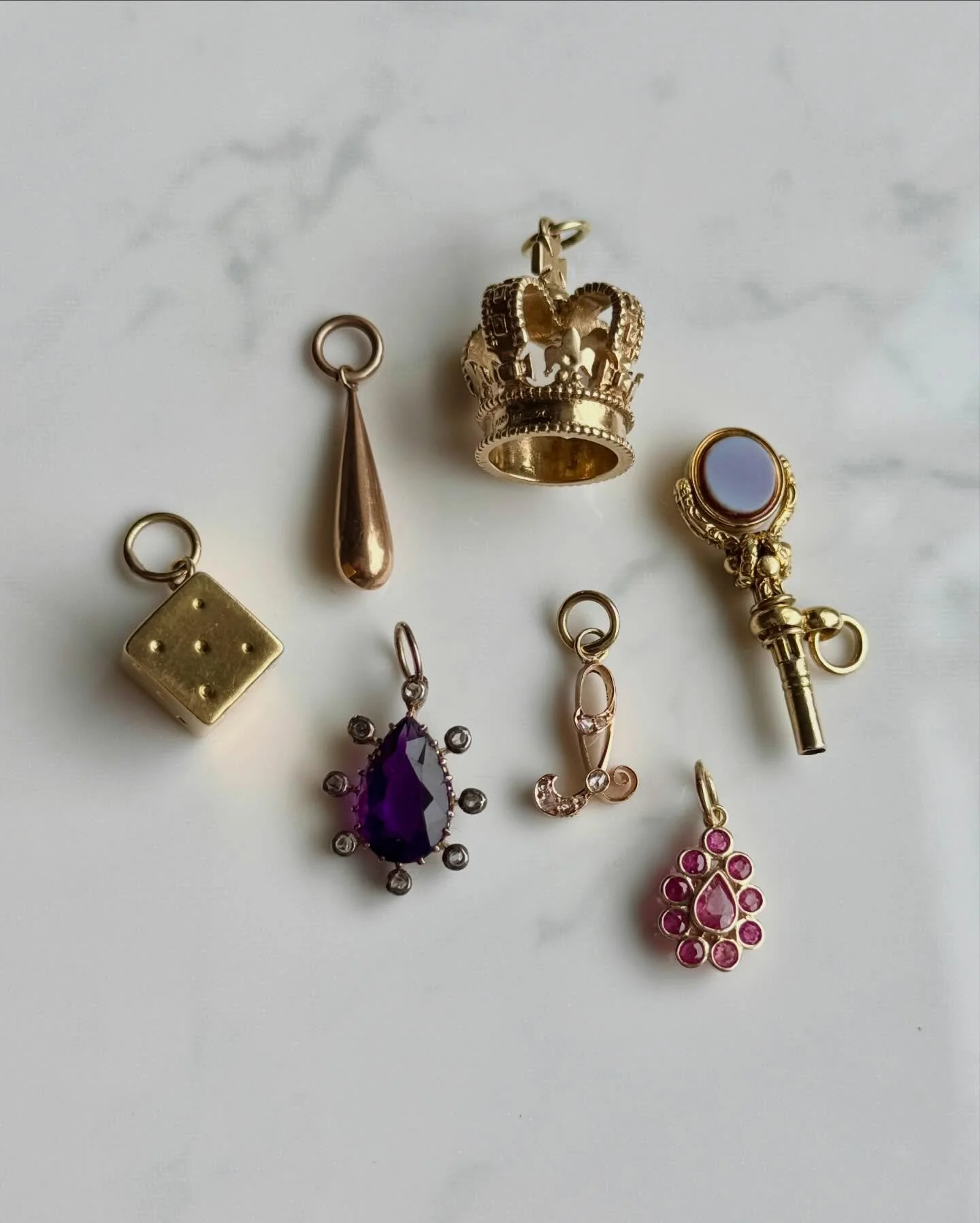 Some pretty gold pieces to add to your collection. Which one will be yours? A splash of purple from the amethyst or gentry&rsquo;s, or maybe the crown? My favourite is the ornate spinning key 🔑 
Happy Monday my friends 💛

#joaniesjewels 
#antiqueje
