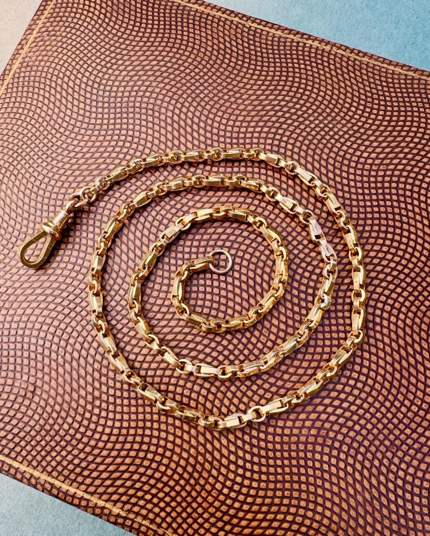 Here she is!! So many questions about this one. A 22&rdquo; tulip link chain in 10ct gold with a dog clip clasp 🌷💛 On the website now. Happy Sunday &amp; Mother&rsquo;s Day 💛

#joaniesjewels
#longguardchain #antiquejewelryaddiction