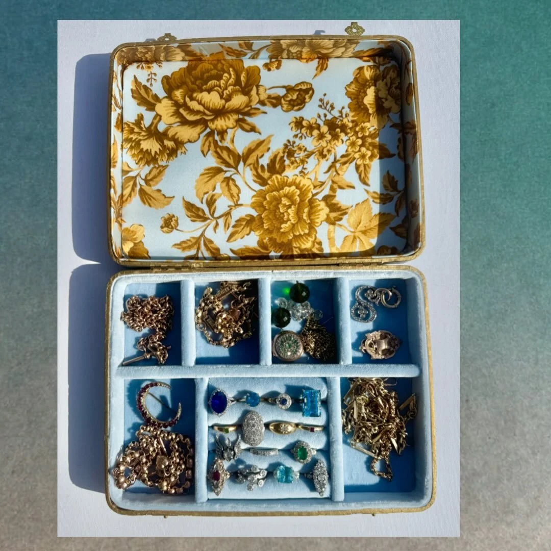 New Boxes coming on the website tomorrow at 7pm 💫⭐️💛 Here&rsquo;s a preview - swipe to see ➡️
Happy Monday everyone! 💛

#joaniesjewels 
#joaniesboxes