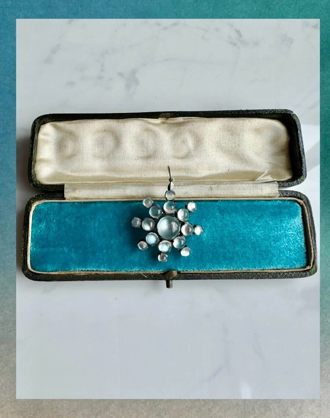 Fabulous star for #moonstonemonday - wear it with this fabulous chain for a statement look ⛓️ Both linked on Stories. Message me with any questions. Happy Monday my friends 🩵

#joaniesjewels #antiquejewellery