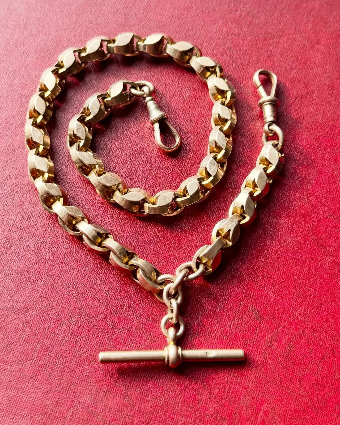 A highly sought after Antique 9ct tulip link double Albert has just landed on the website. Rather fabulous! Happy Saturday my friends. Layaway opens in 24 hours. Message me to be on the layaway list or if you have any questions ❤️

#joaniesjewels
#an