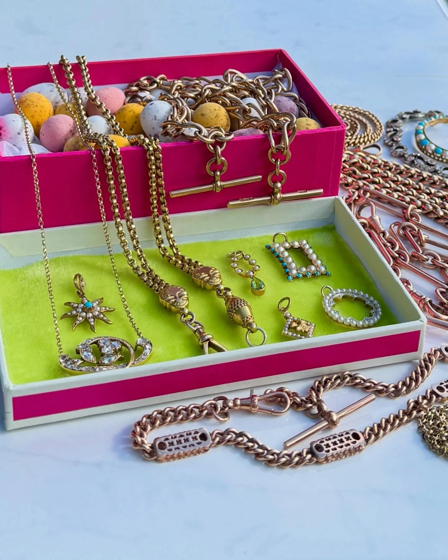 Happy Easter to all who celebrate 🐰Traditional mini egg post from me showing available and incoming pieces. I hope the sun is shining where you are 💫 Message me with any questions 🩷💚🩷💚

#joaniesjewels
#antiquechains