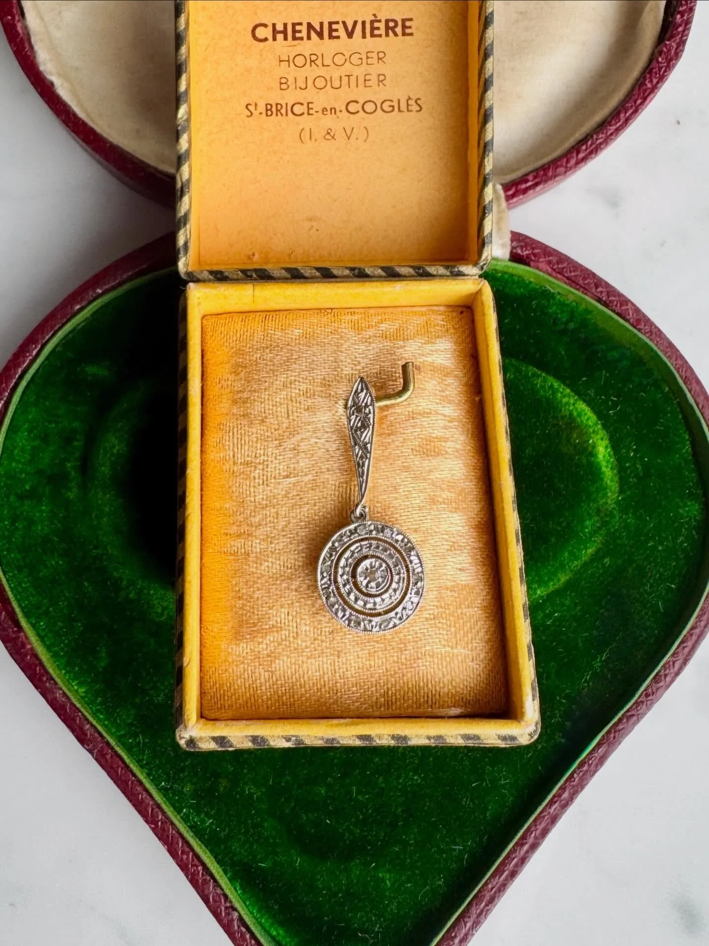 An affordable French Art Deco diamond drop pendant - just landed on the website. It comes in its original box!!
Available on the website now 💫 Happy Monday my friends 💛

#joaniesjewels
#antiquejewelryaddiction #diamondpendant