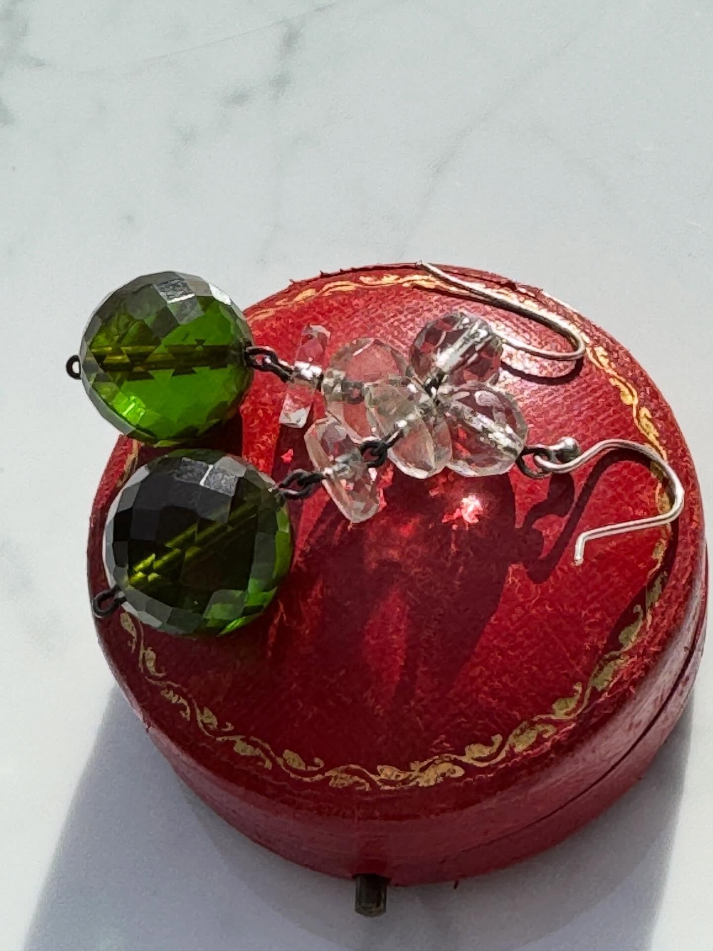 Beautiful dangly antique earrings! Such a fabulous green 💚
Available on the website, message me with any questions 💚

#joaniesjewels
#antiqueearrings