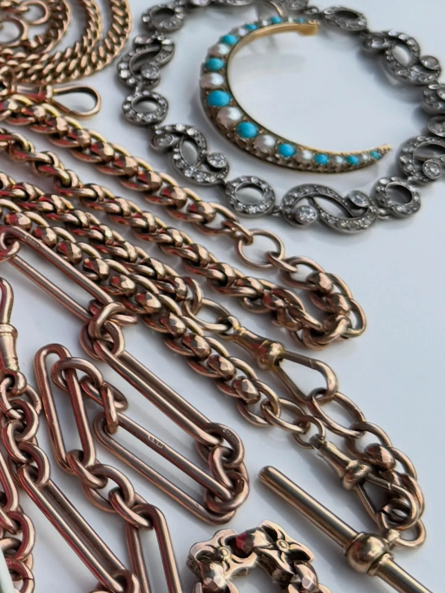 Which is your favourite? Let me know in the comments below 💛 All pieces are available on the website. Message me with any questions. Happy hump day my friends 💛

#joaniesjewels
#antiquejewelry 
#antiquechain