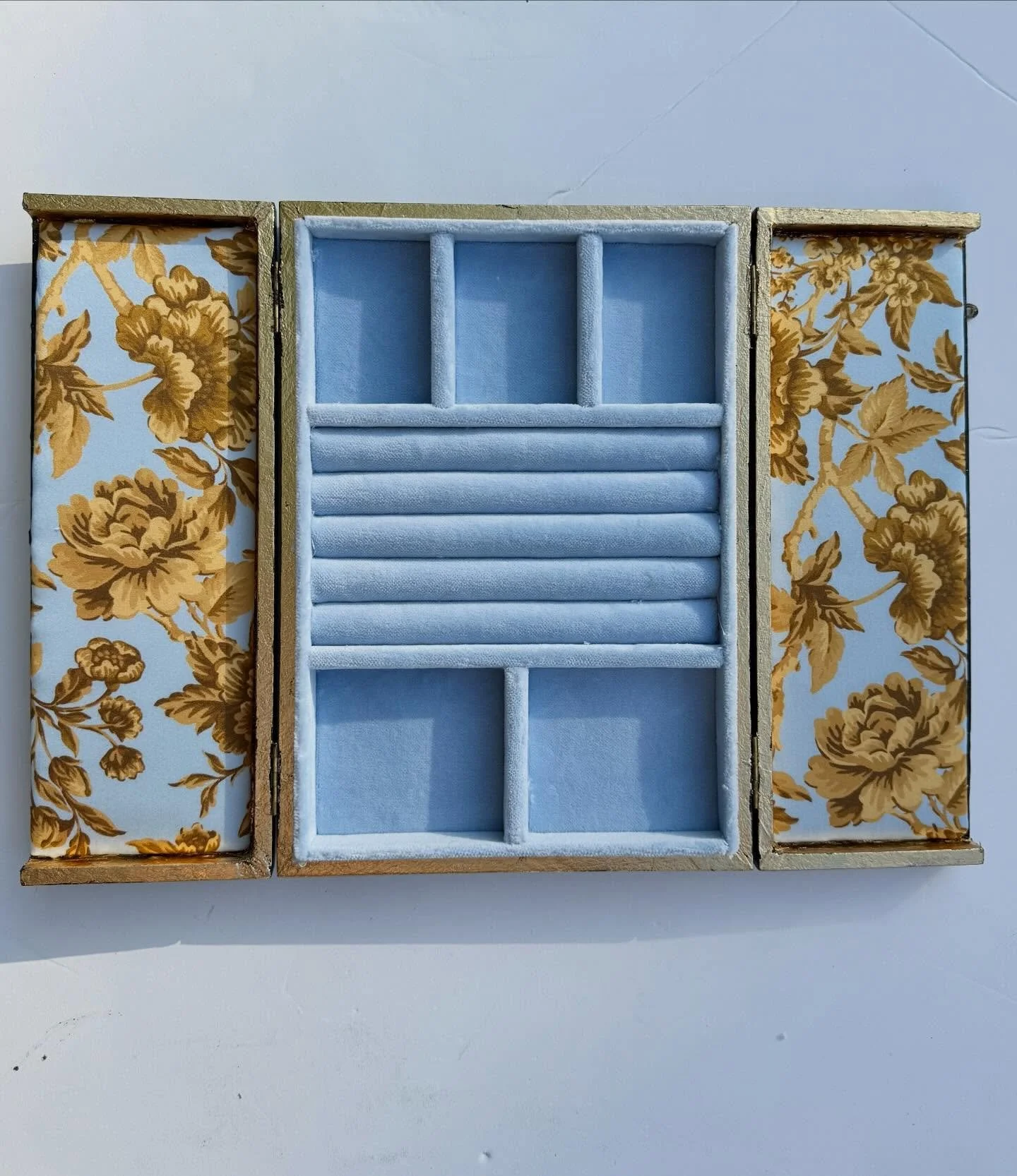 New Box 💫
Sold immediately but deserves a place on the grid. Happy Friday! 🩵

#joaniesjewels 
#joaniesboxes
#antiquejewelrybox