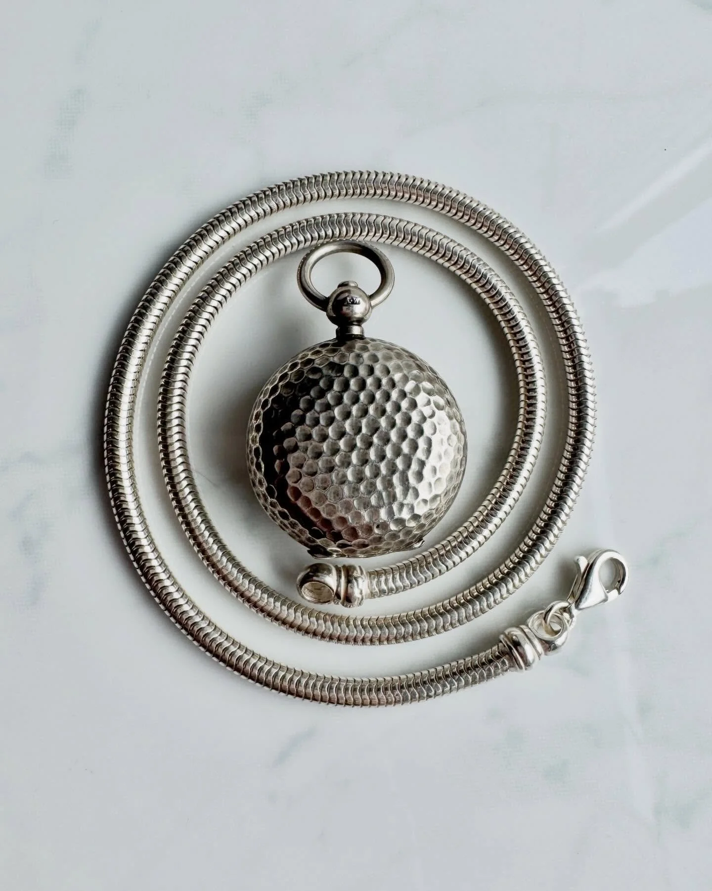 Some splendid silver - soooo lovely! Available on the website. Message me with any questions. Happy Sunday my friend ⛓️🤍

#joaniesjewels
#antiquesilver
#silversunday