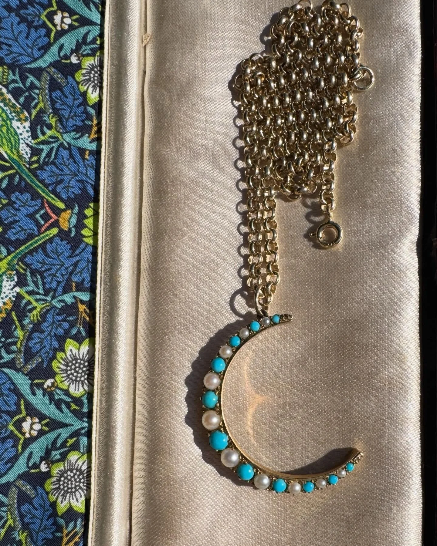 Sunday Newness 🩵💫
An excellent 9ct rolo belcher chain just listed on the website. Perfect for a statement pendant like this fabulous crescent 🌙

#joaniesjewels
#turquoisecrescent
#antiquechain