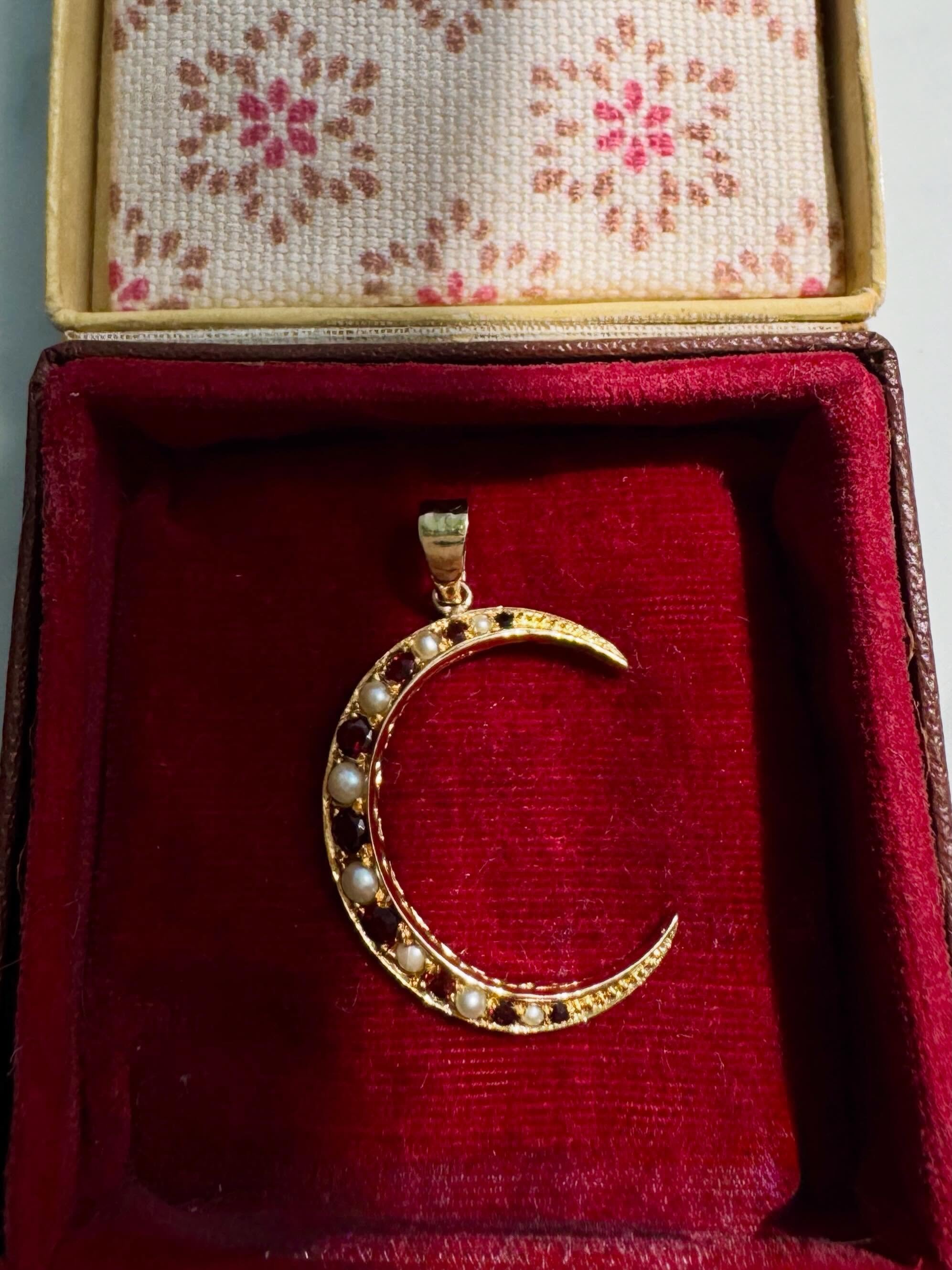Everyone needs a crescent in their collection don&rsquo;t they? This garnet &amp; pearl vintage crescent pendant is new and available ❤️💫✨ Happy Sunday my friend ❤️

Linked on Stories ❤️